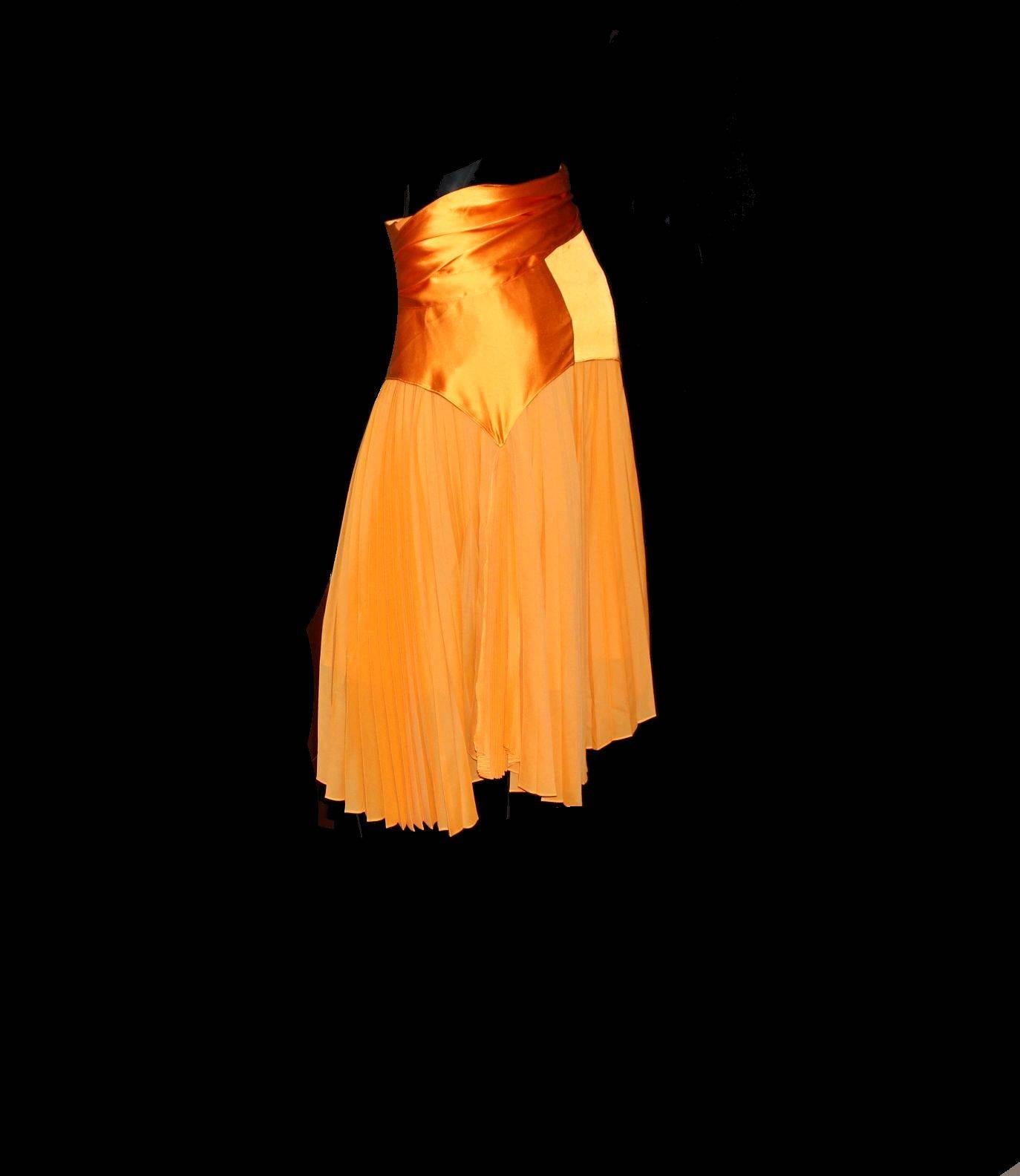 Yves Saint Laurent by Tom Ford 2004 Mandarina Falda Plisada Top Conjunto Cinturón/Bufanda en venta 2