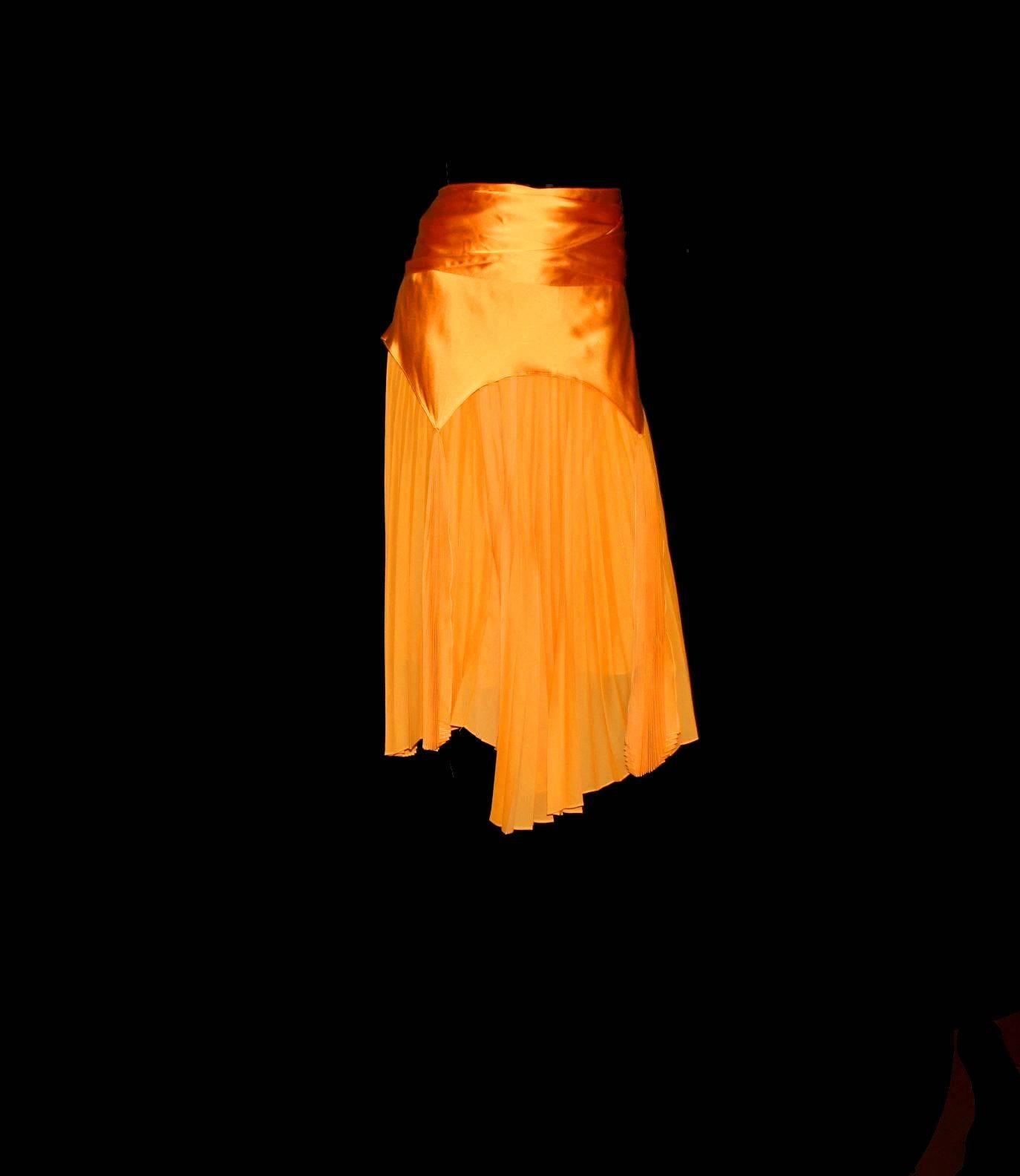 Yves Saint Laurent by Tom Ford 2004 Mandarina Falda Plisada Top Conjunto Cinturón/Bufanda en venta 3