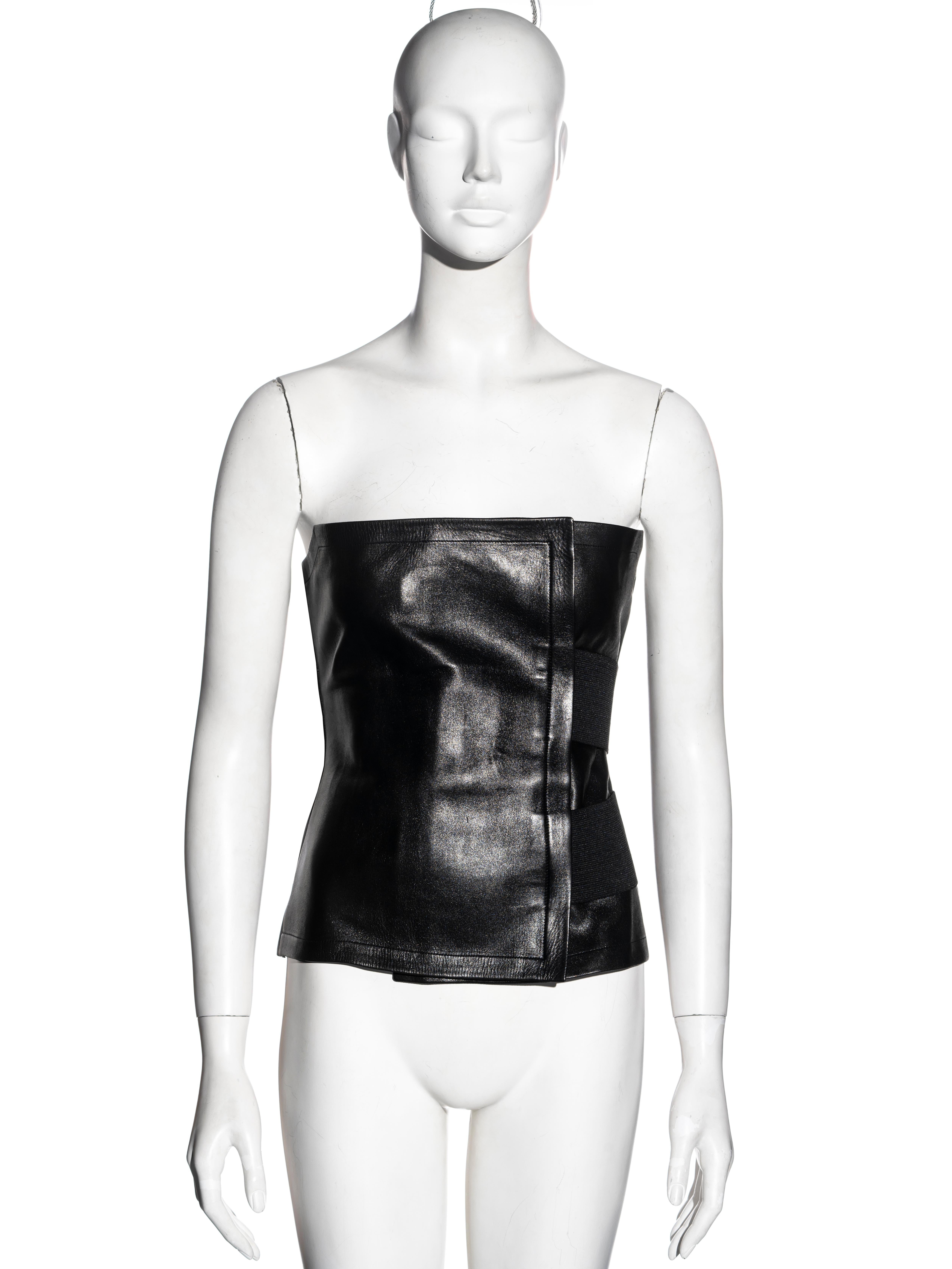 ▪ Yves Saint Laurent strapless wrap corset 
▪ Designed by Tom Ford
▪ Black Leather
▪ Two large elastic bands 
▪ FR 38 - UK 10 - US 6
▪ Spring-Summer 2001
▪ 100% Leather
▪ Made in Italy