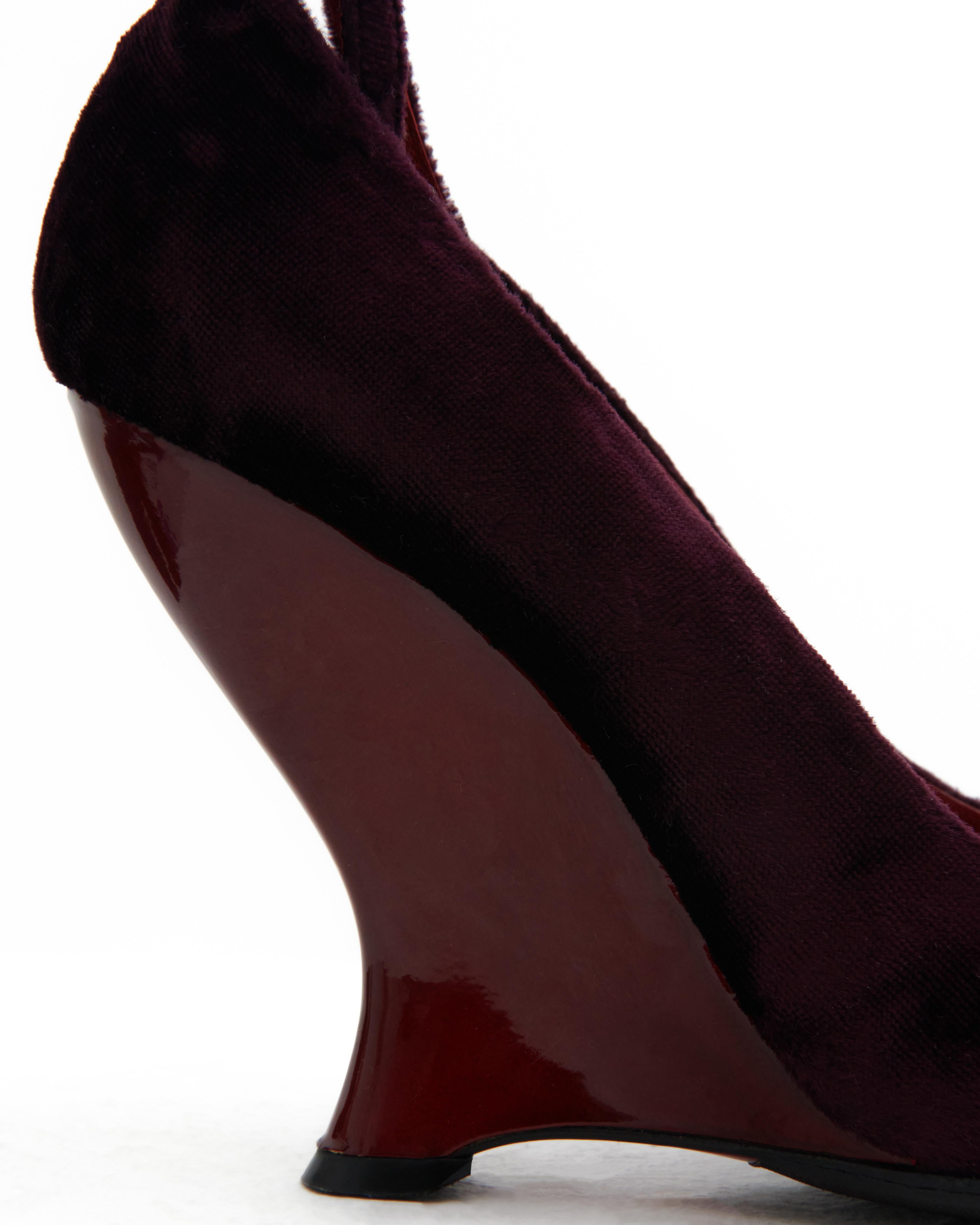 Yves Saint Laurent By Tom Ford F/W 2004 Red & Purple velvet wedge sandals en venta 5