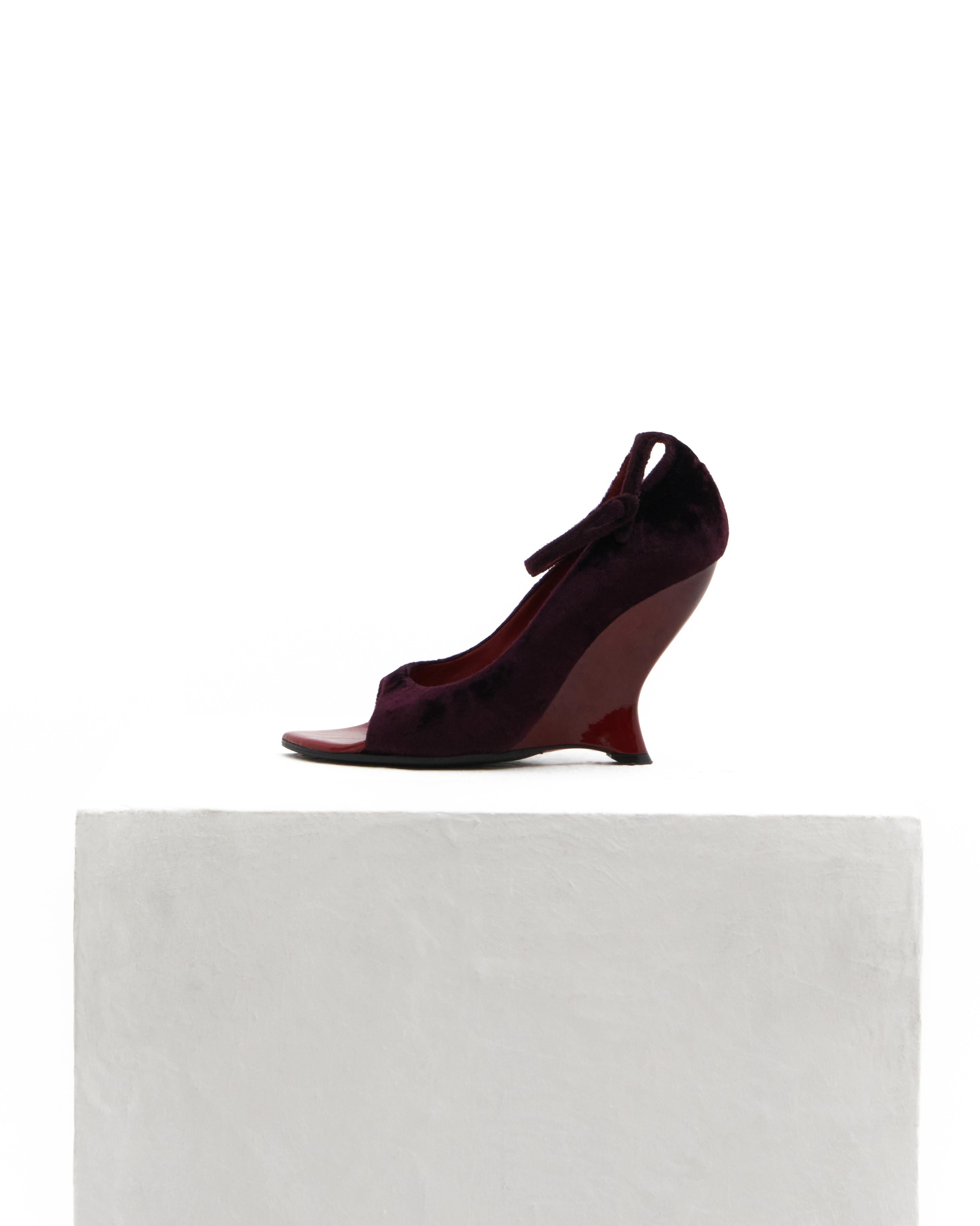 Yves Saint Laurent By Tom Ford F/W 2004 Red & Purple velvet wedge sandals Black en venta