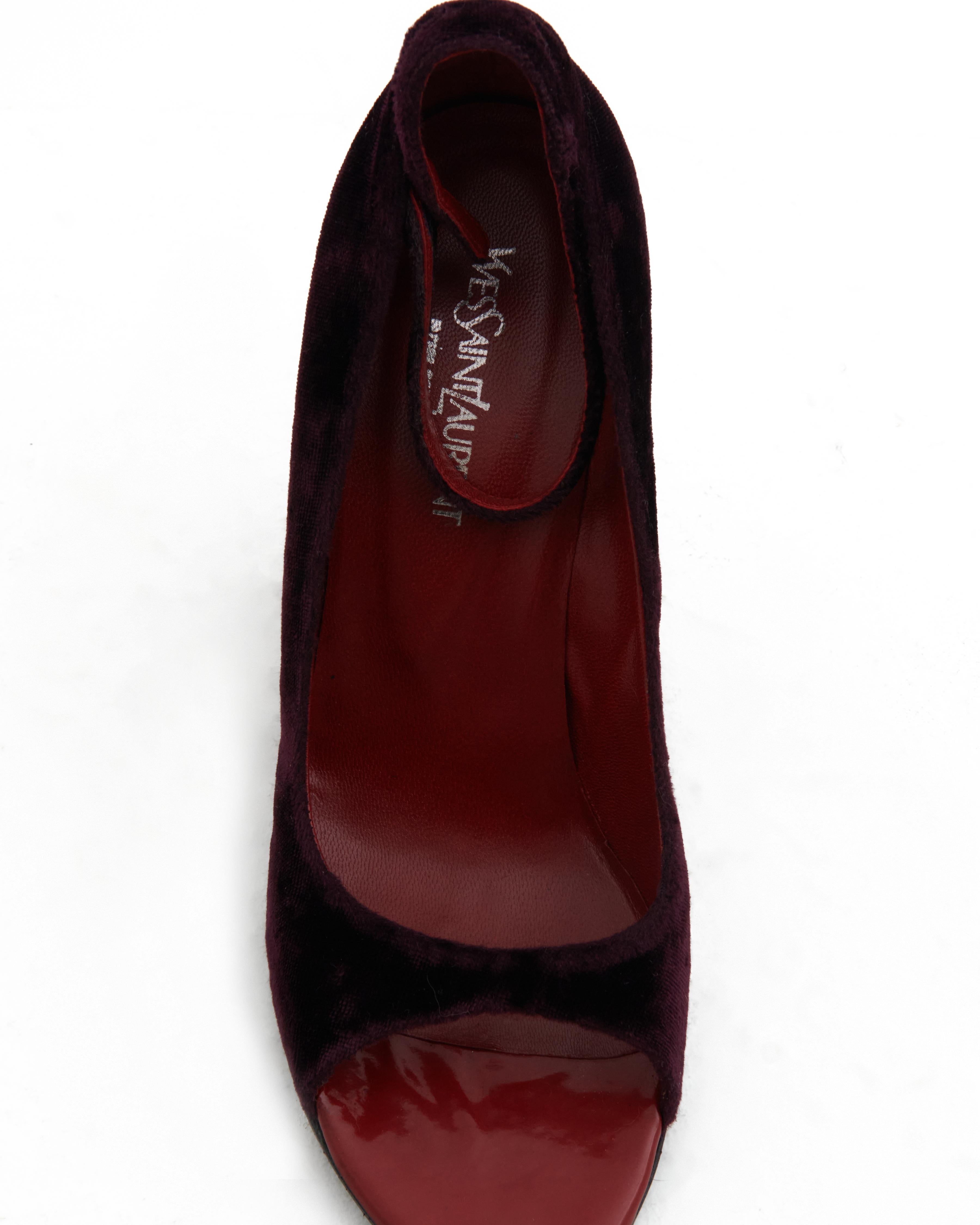 Yves Saint Laurent By Tom Ford F/W 2004 Red & Purple velvet wedge sandals en venta 3