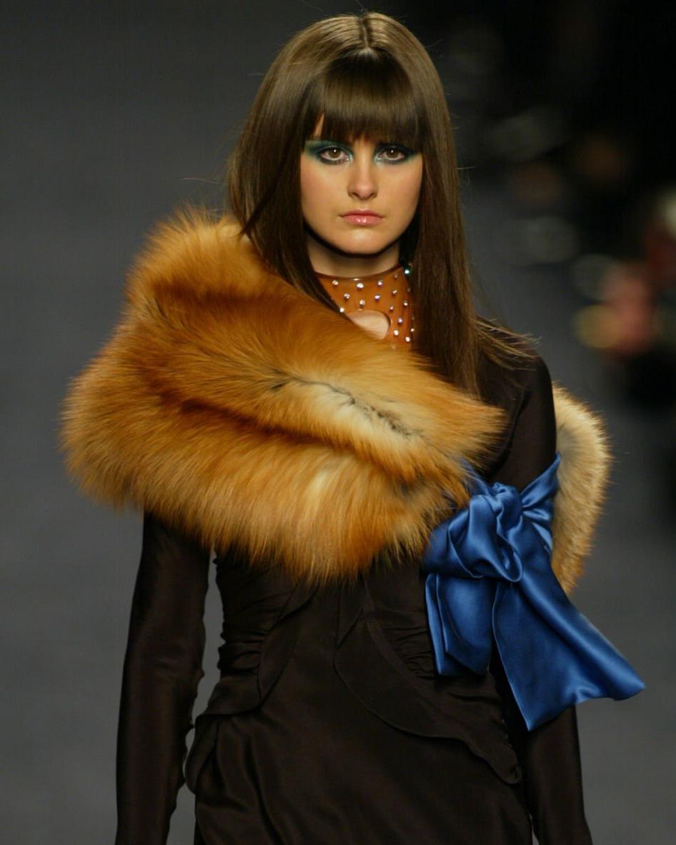 Chal de piel de zorro y lazo de seda Yves Saint Laurent by Tom Ford, FW 2003 Beige en venta