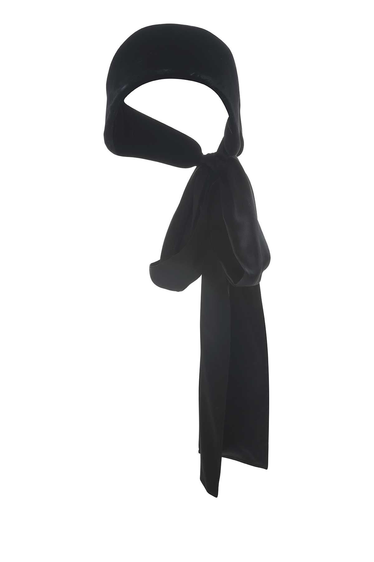 Bandeau iconique en velours et satin de Tom Ford pour Yves Saint Laurent, automne-hiver 2003.
L'étiquette de composition est manquante, il semble qu'il s'agisse de soie.