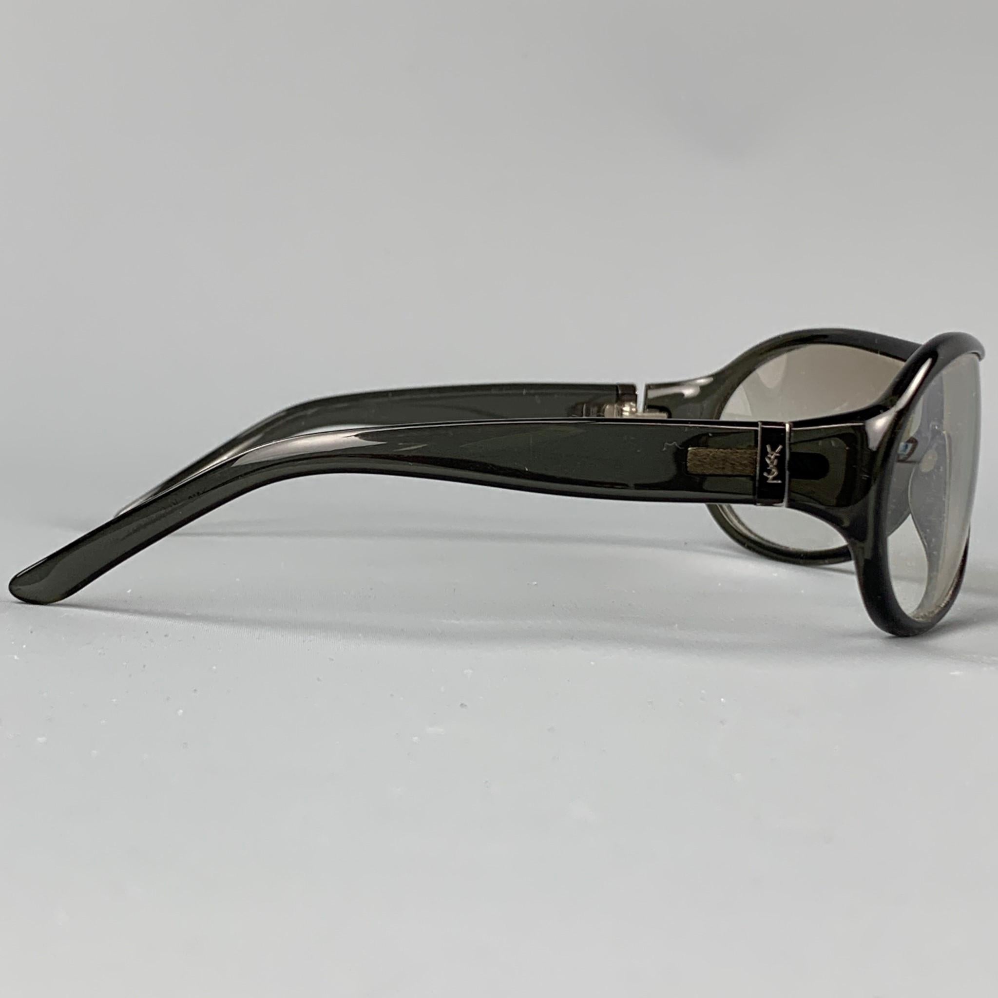 YVES SAINT LAURENT by TOM FORD sunglasses comes in a grey acetate with clear tinted lenses. Made in Italy.

Good Pre-Owned Condition.
Marked: YSL 2003/S 915

Measurements:

Length: 11 cm.
Height: 4.5 cm. 