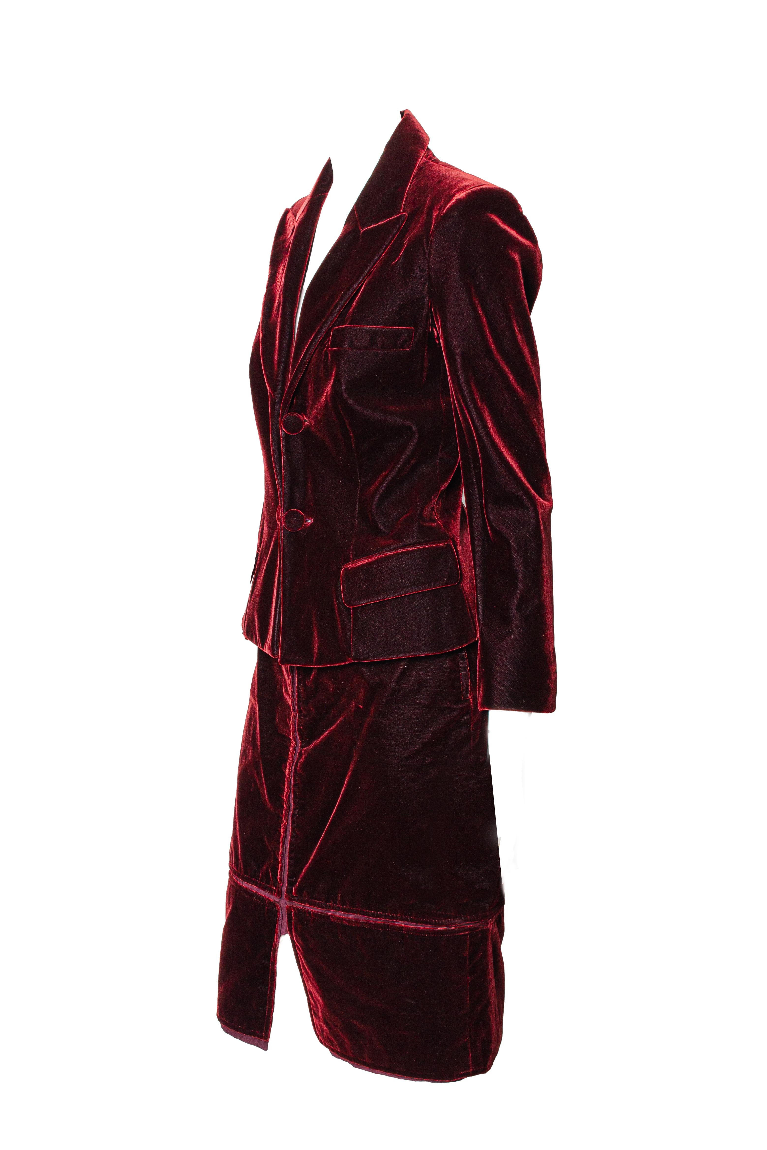 Noir Tailleur jupe en velours rouge Yves Saint Laurent par Tom Ford, A/H 2002 en vente