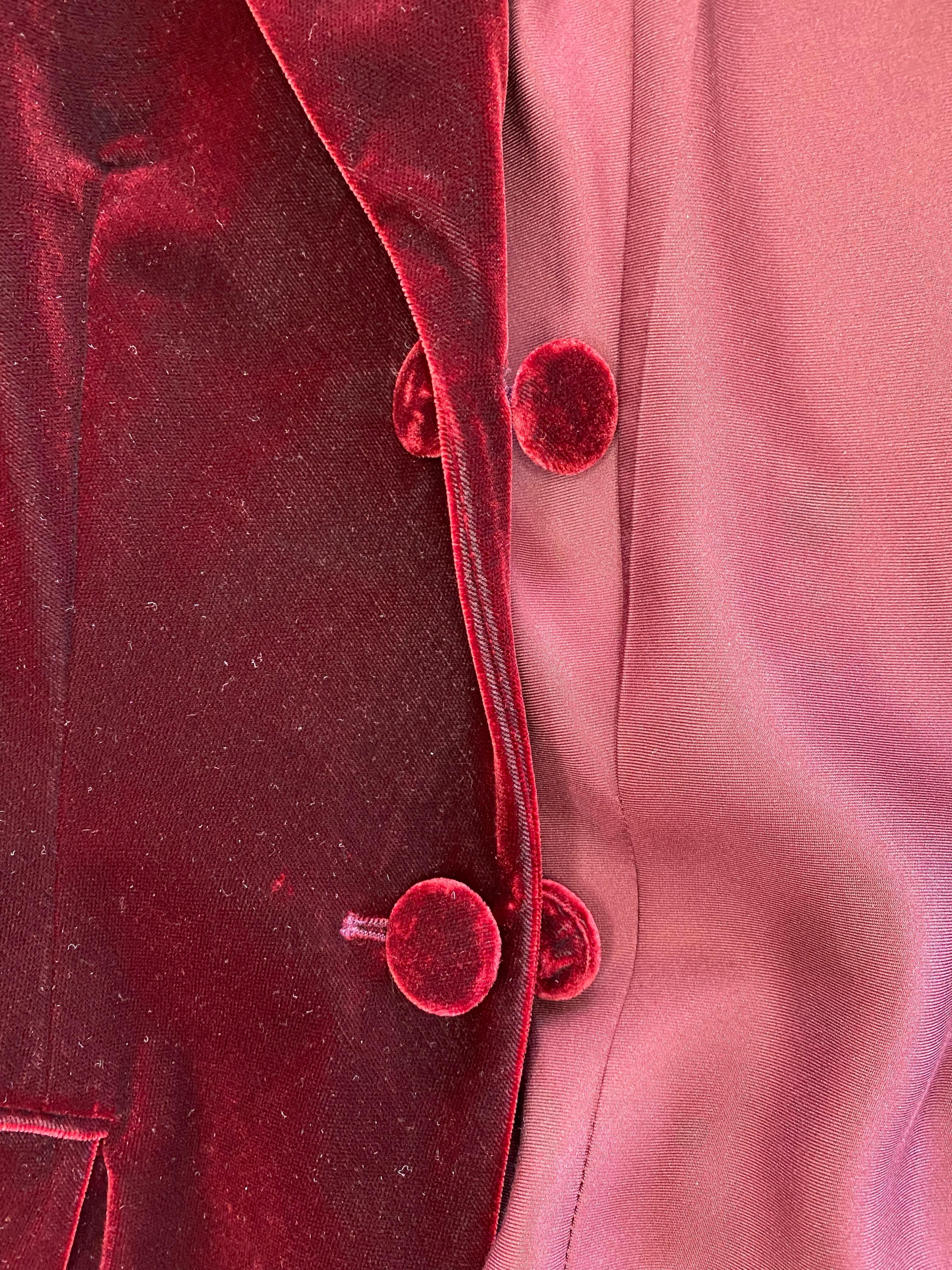 Tailleur jupe en velours rouge Yves Saint Laurent par Tom Ford, A/H 2002 en vente 6
