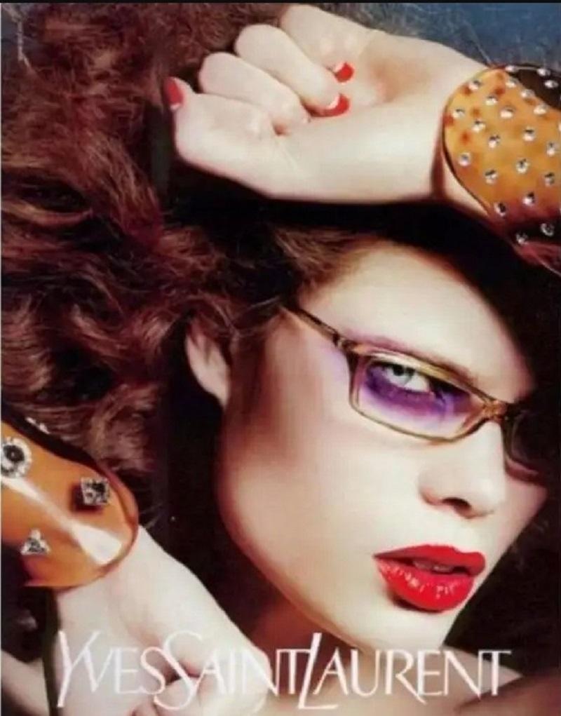 Raro e iconico bracciale oversize in lucite di Yves Saint Laurent for Tom Ford, presentato sulla passerella dell'autunno 2003. Questo pezzo scultoreo è realizzato in lucite traslucida marrone ambrato e ornato da un'impressionante serie di cristalli