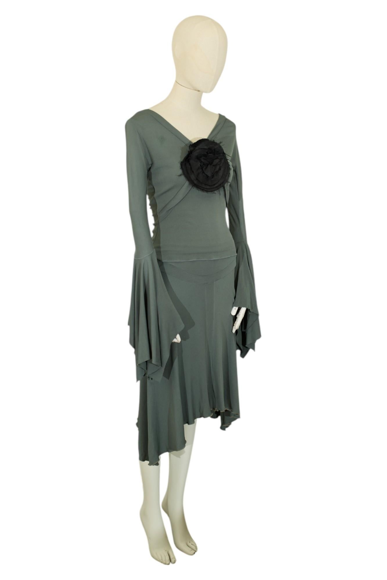 Iconic set by Tom Ford for Yves Saint Laurent from the spring summer 2003 collection consisting of the blouse and skirt. In really good condition, please refer to the pictures.  The set has been professionally dry cleaned. 


Brand: Yves Saint