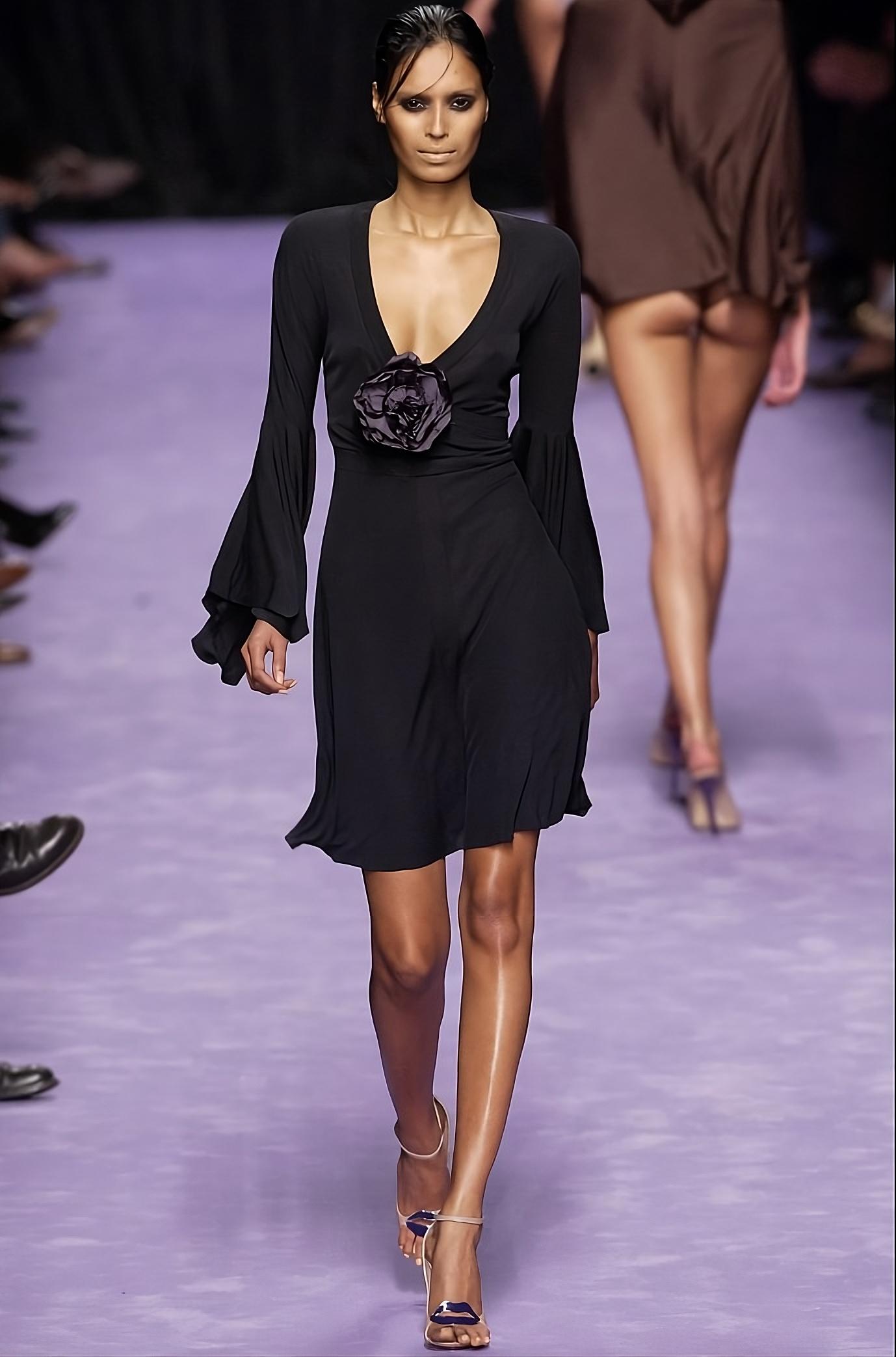 Condizioni eccellenti
Taglia media / 38FR

Top : Spalle : 40cm; Petto : 39cm; Maniche : 68cm
Gonna : Vita : 35cm; Lunghezza : 90cm 