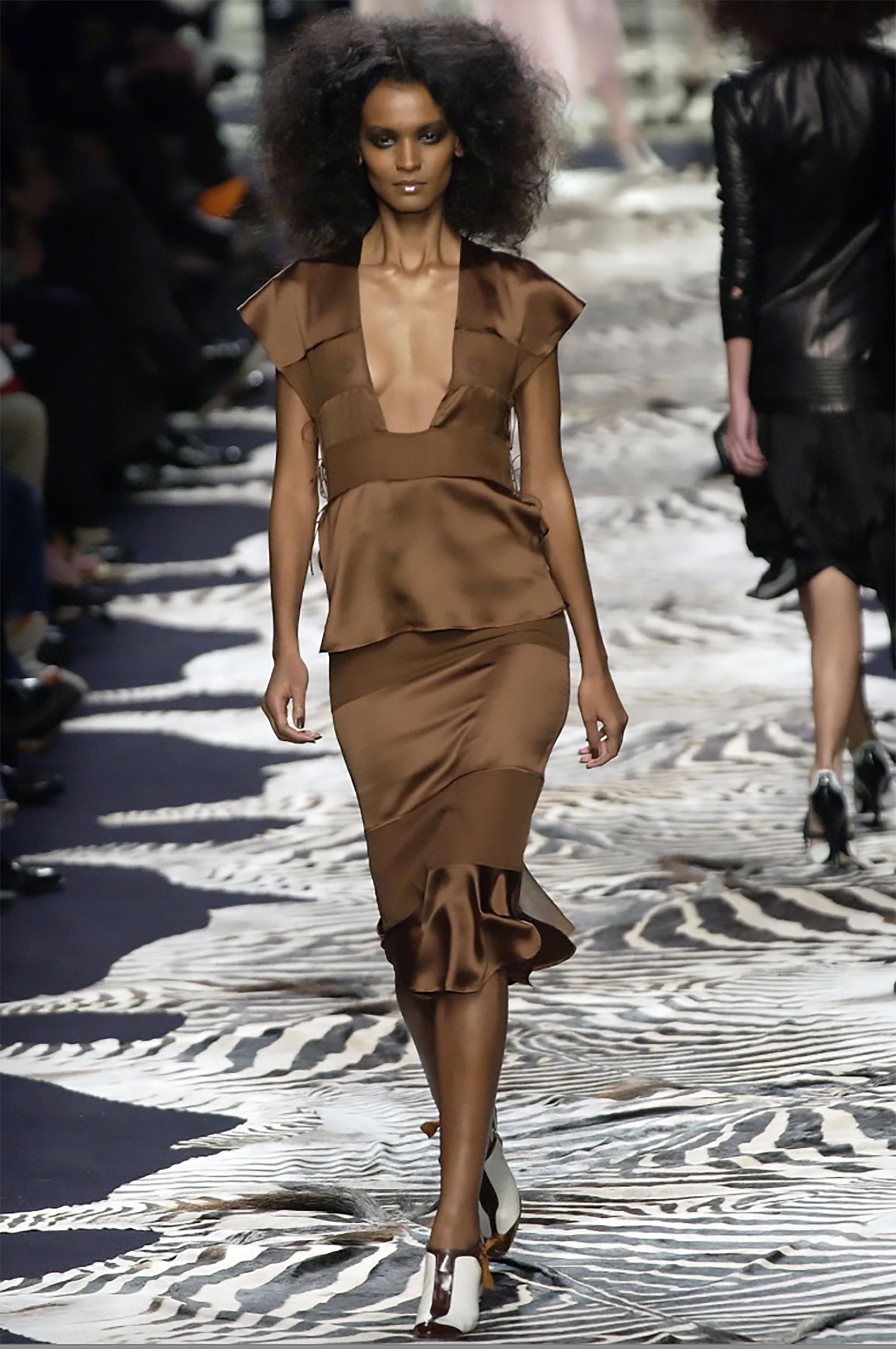 Yves Saint Laurent By Tom Ford Primavera Verano 2004 Pasarela Vintage Vestido de Seda Marrón

Marca: Yves Saint Laurent
Diseñador: Tom Ford
Colección: Primavera Verano 2004
Tejido: Seda
Color: Marrón
Talla: FR38

La colección Tom Ford for Yves Saint