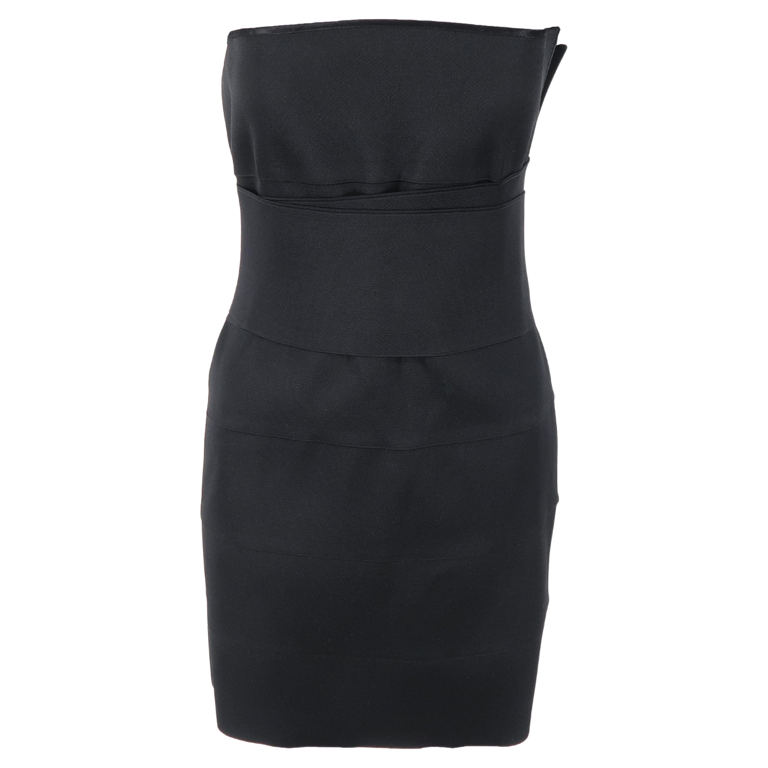 Un point fort de la collection YSL printemps/été 2001. Cette mini-robe noire extensible en bandage, avec sa ceinture enveloppante qui sculpte la taille, est le meilleur de Tom Ford : des vêtements extrêmement féminins, confiants, sexy et autonomes