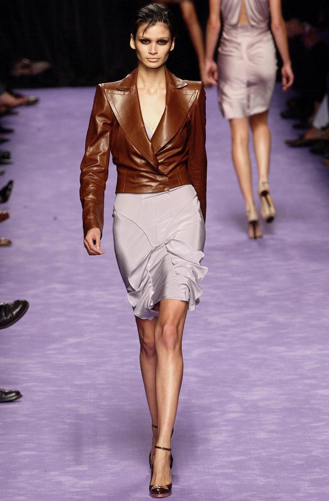 Dieser skulpturale Seidenrüschenrock aus Tom Fords Frühjahr/Sommer-Kollektion 2003 für Yves Saint Laurent Rive Gauche ist ein außergewöhnlich seltener Schatz aus dem Archiv. Er fängt die sinnliche, hyperfeminine Ästhetik ein, die Fords gefeierte Ära