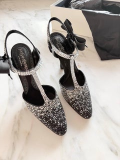 Escarpins en soie ornés de cristaux Yves Saint Laurent par Tom Ford, collection printemps-été 2004, présentés lors du défilé