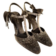 Escarpins en soie ornés de cristaux Yves Saint Laurent par Tom Ford, collection printemps-été 2004, présentés lors du défilé