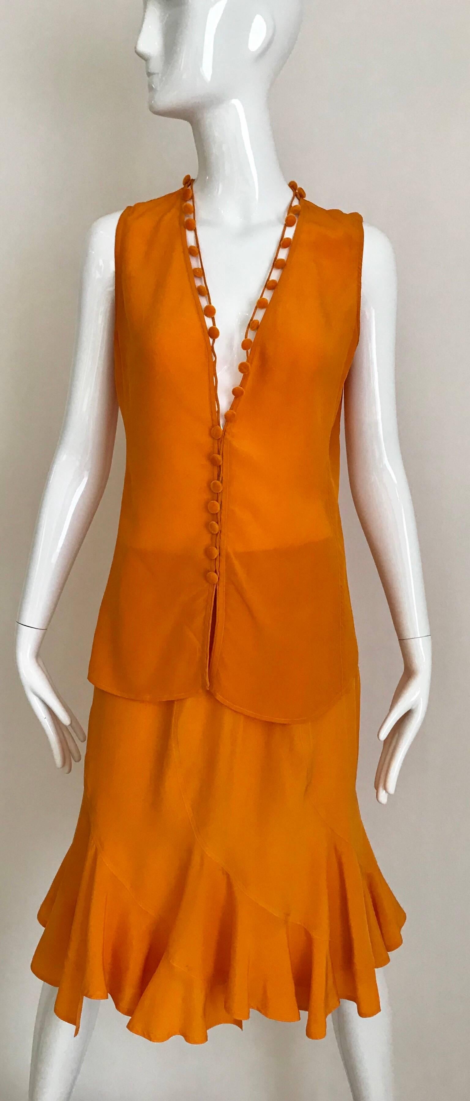 Beautiful summer Yves saint Laurent By Tom Ford. Sleeveless V neck blouse with dozens button and slightly flair skirt. Perfect for Beach cocktail party.
Fit size 4/6 US Medium size
Blouse: 38 inches . Waist: 31 inches/ Hip: 41’
Skirt : waist 27