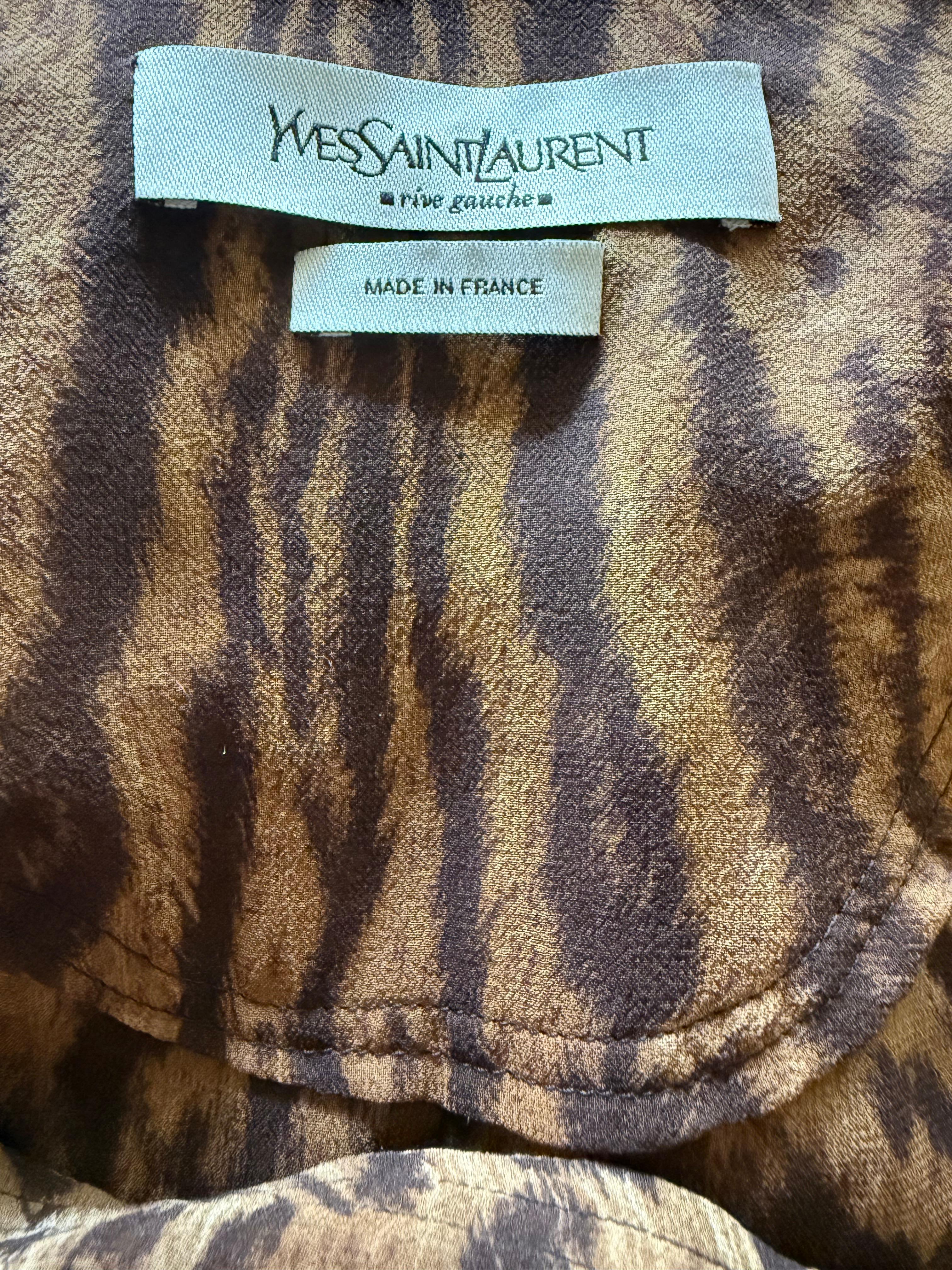 YVES SAINT LAURENT by TOM FORD Vintage Pasarela S/2002 Top de seda Safari de leopardo en venta 5