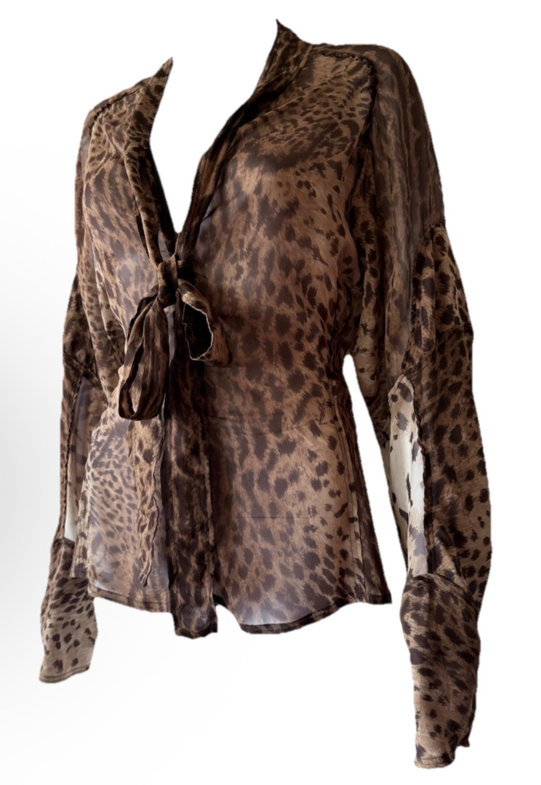 De la legendaria pasarela Primavera/Verano 2002 de Tom Ford para Yves Saint Laurent, esta blusa transparente con estampado de leopardo encarna la sofisticación sensual que definió su época en la casa...

Look 7 de la pasarela, está confeccionado en