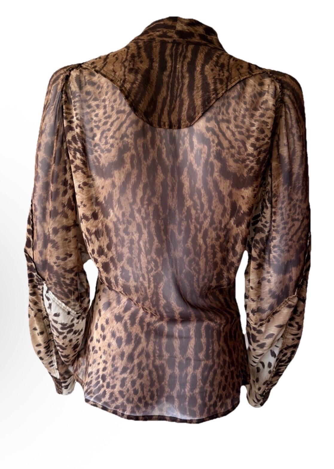 YVES SAINT LAURENT by TOM FORD Vintage Pasarela S/2002 Top de seda Safari de leopardo en venta 1