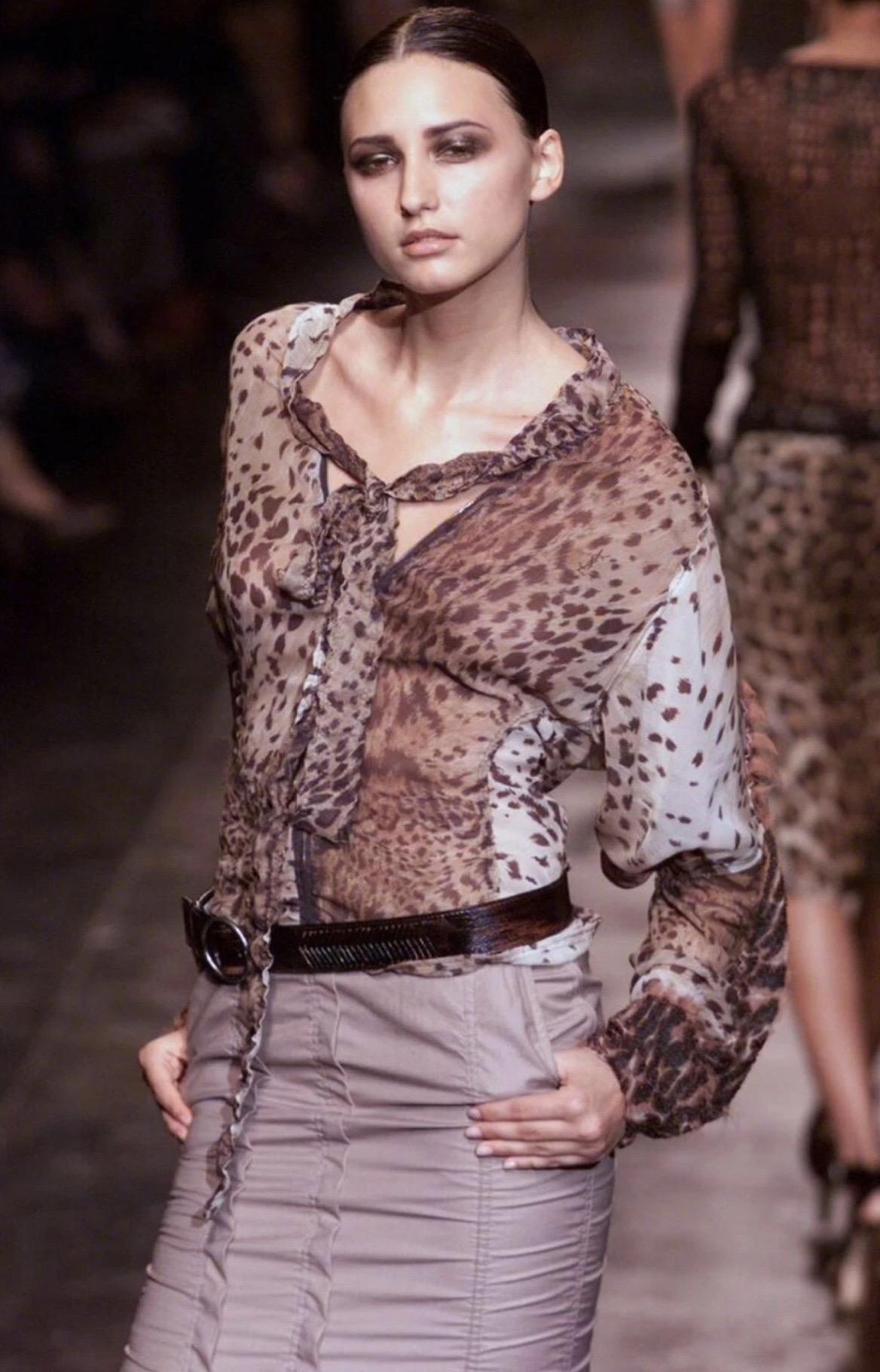 YVES SAINT LAURENT by TOM FORD Vintage Pasarela S/2002 Top de seda Safari de leopardo en venta 2