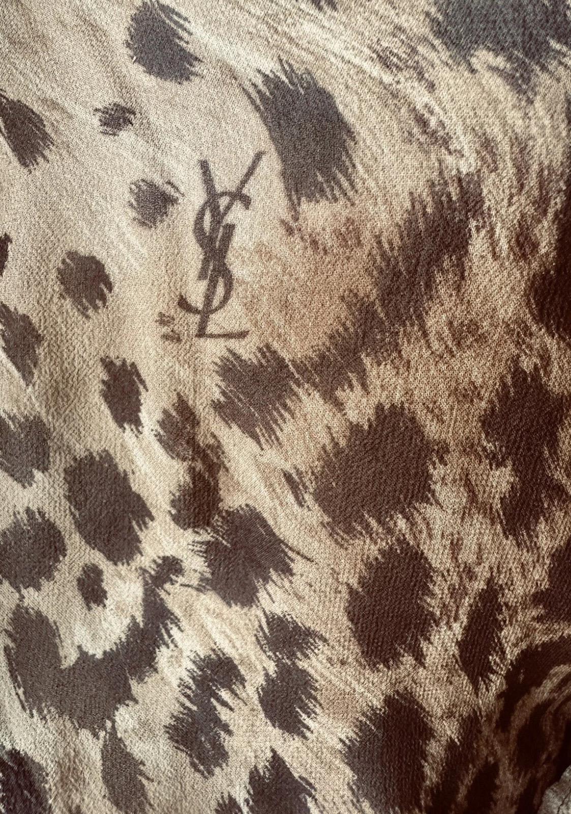 YVES SAINT LAURENT by TOM FORD Vintage Pasarela S/2002 Top de seda Safari de leopardo en venta 4
