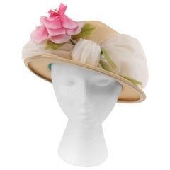 YVES SAINT LAURENT c.1960s Chapeau Boater en paille de raphia et mousseline de soie avec nœud et fleur