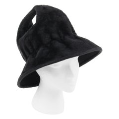 YVES SAINT LAURENT c.1960's YSL Chapeau seau noir en fourrure feutrée à poignée supérieure