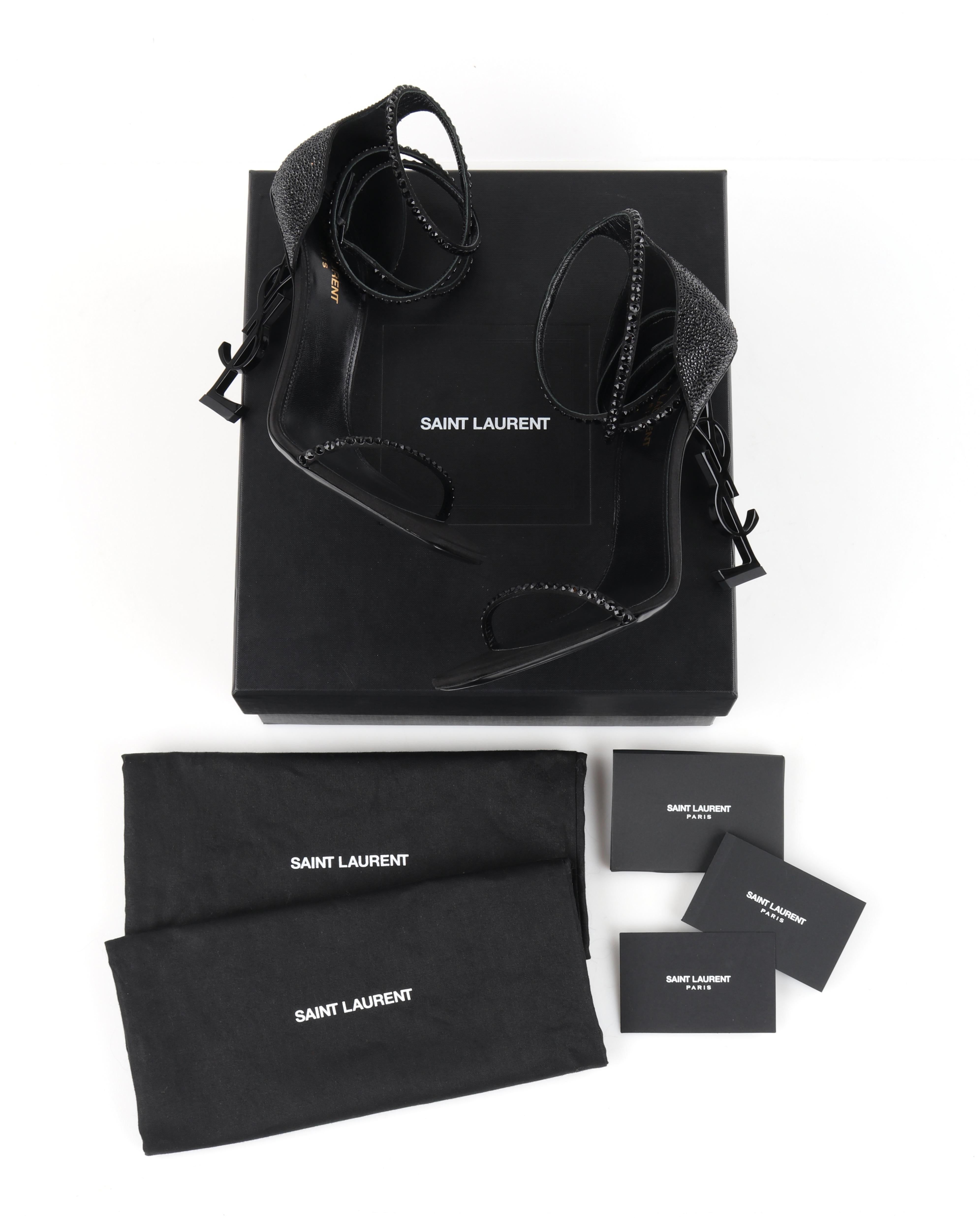 YVES SAINT LAURENT c.2017 „Opyum“ Sandalen mit Absatz aus schwarzem Swarovski-Kristall und YSL-Logo

Marke / Hersteller: Saint Laurent
CIRCA: 2017 