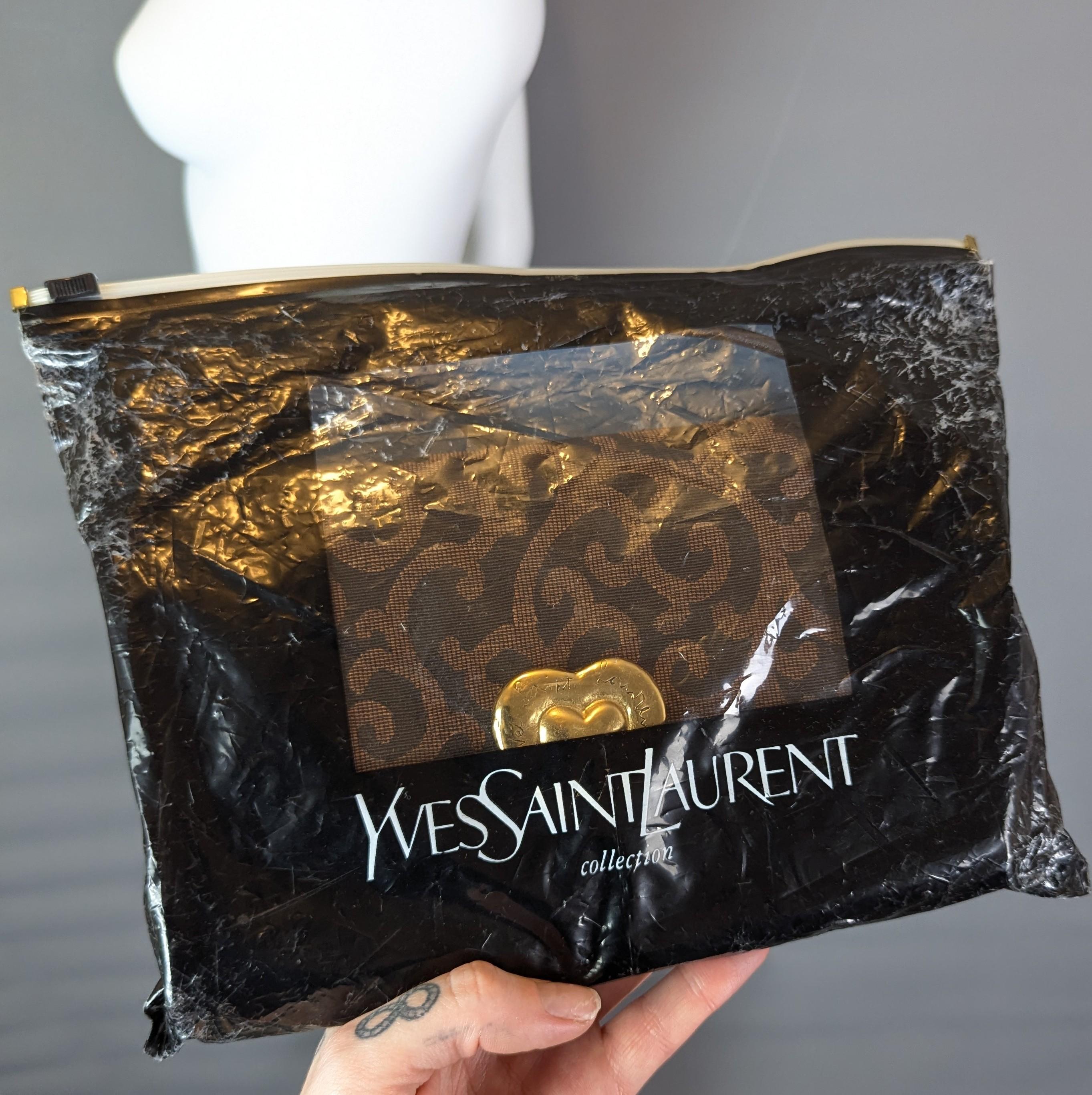 Bolso bandolera de lona Yves Saint Laurent, corazón dorado en venta 8