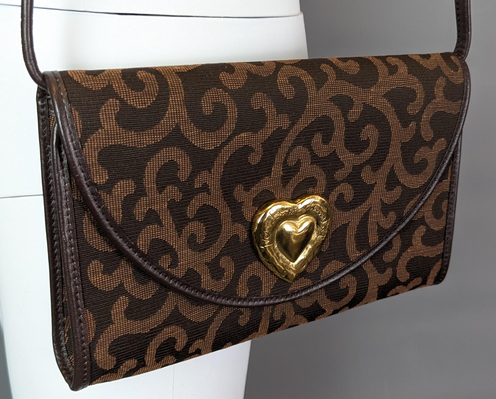 Bolso bandolera de lona Yves Saint Laurent, corazón dorado en venta 1