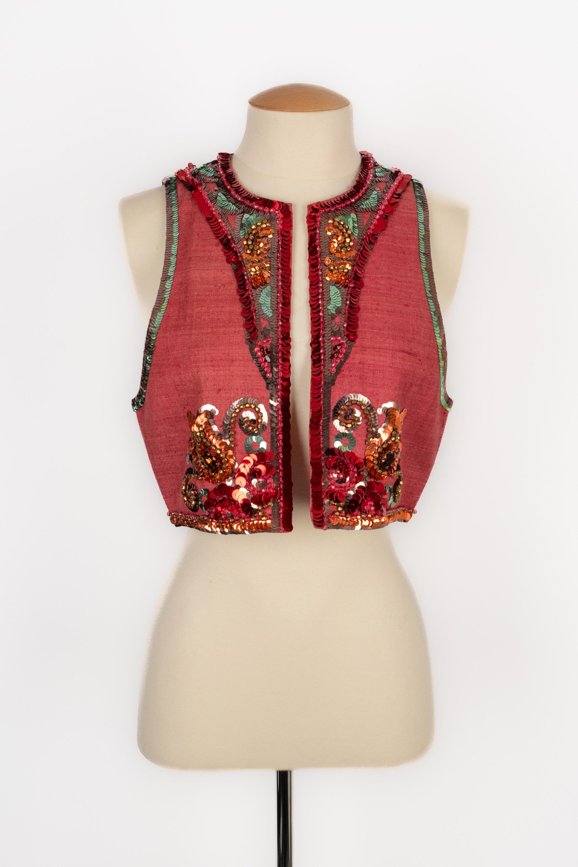 YVES SAINT LAURENT - (Made in France) Rote Strickjacke aus Wildseide mit mehrfarbigen Pailletten bestickt. Größe 38FR angegeben. 1991 Spring-Summer Collection'S.

Bedingung:
Sehr guter Zustand

Abmessungen:
Länge: 38 cm

SKU: