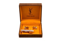 Set de pasador de corbata y gemelos Yves Saint Laurent Cassandre con logotipo YSL