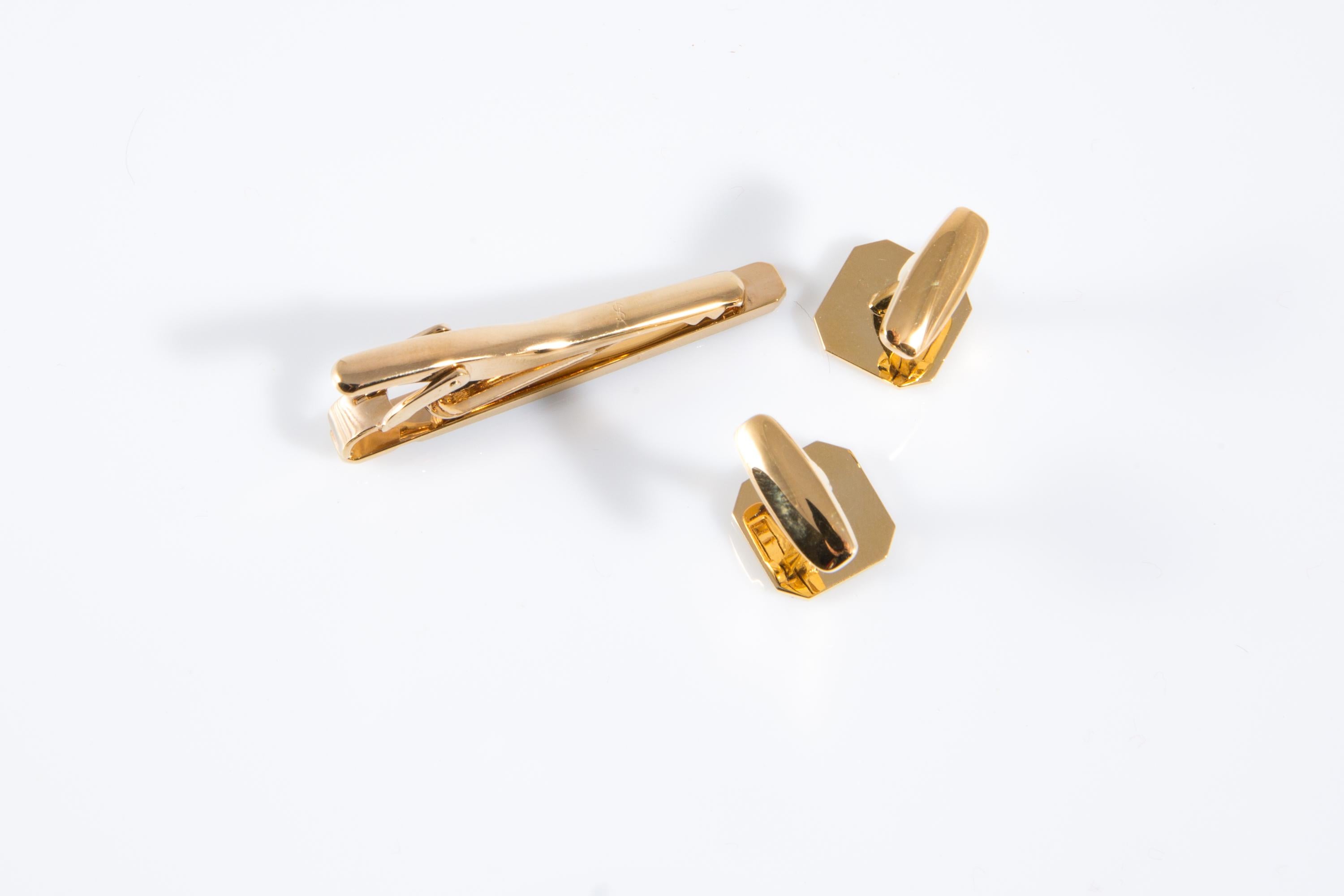 Yves Saint Laurent Cassandre YSL Logo Krawattenklammer und Manschettenknöpfe Set im Zustand „Gut“ im Angebot in Paris, FR