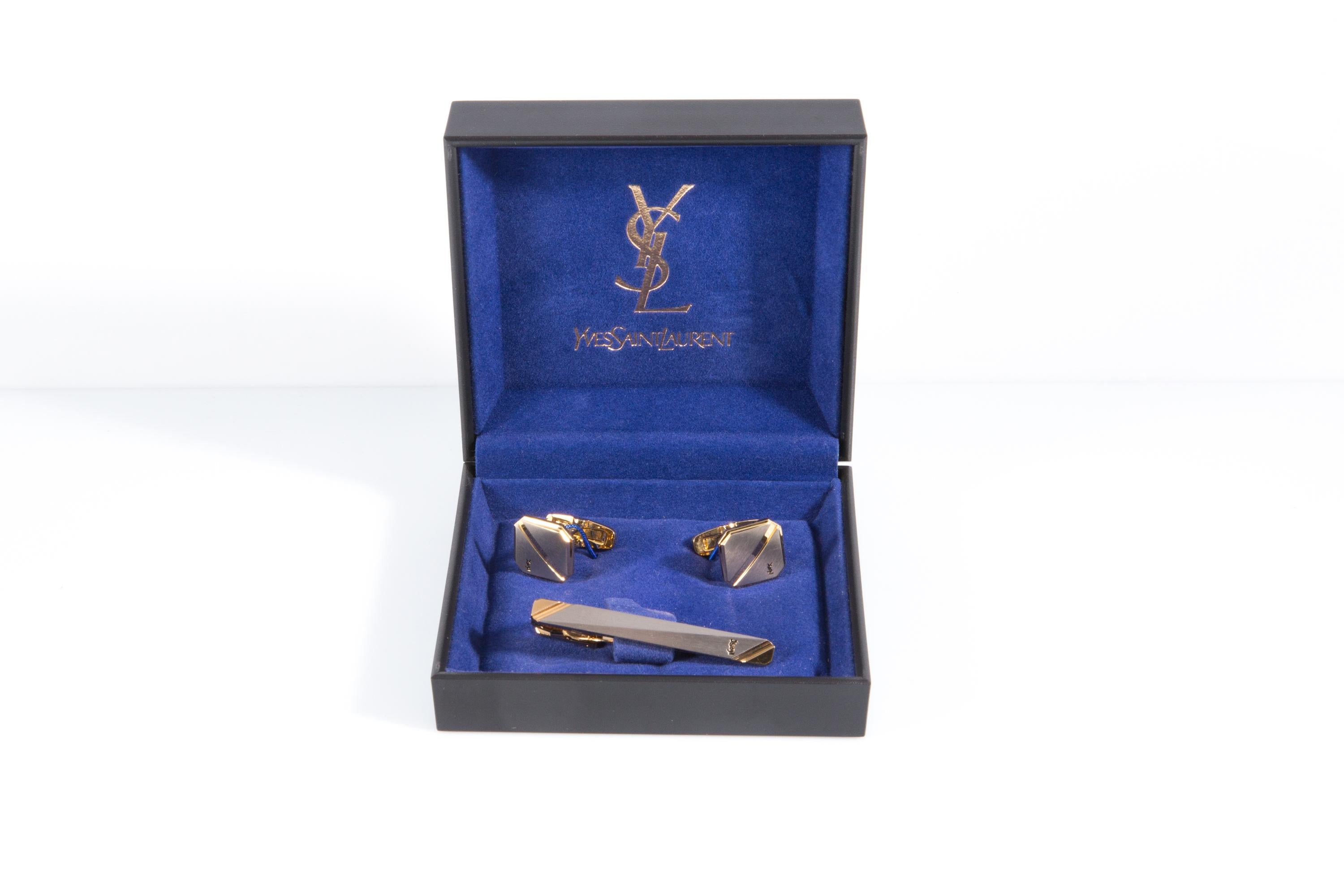 Yves Saint Laurent Cassandre YSL Logo Krawattenklammer und Manschettenknöpfe Set Herren im Angebot