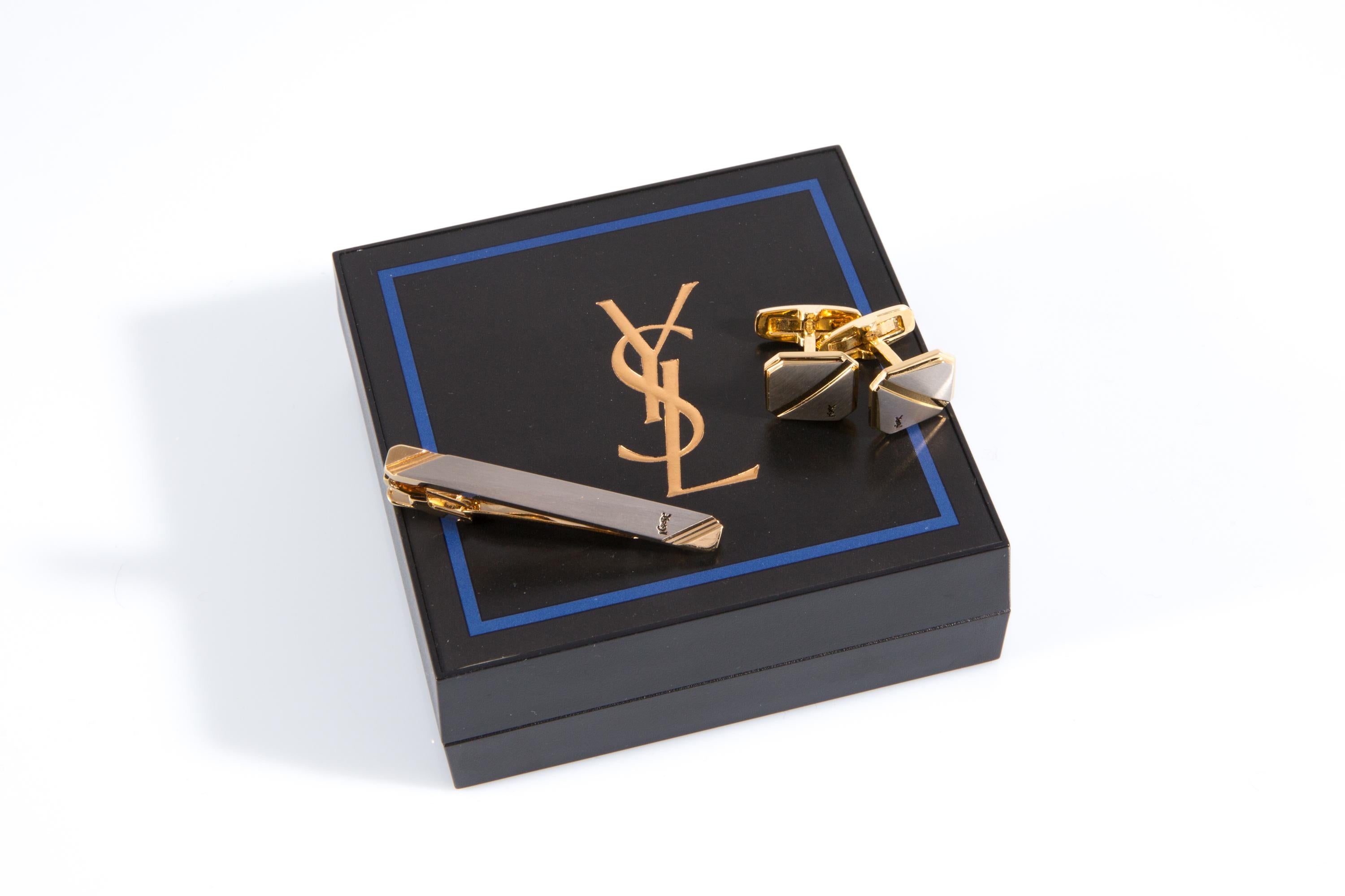 Yves Saint Laurent Cassandre YSL Logo Krawattenklammer und Manschettenknöpfe Set im Angebot 2
