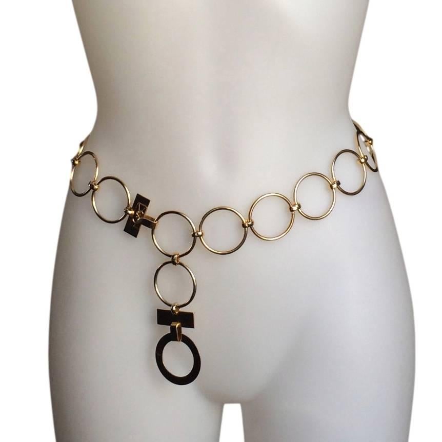 Very rare late 60's - early 70's YSL gold hardware chain belt. Picture n° 3 features the iconic French singer and actress Françoise Hardy wearing a similar belt in the streets of Paris.

Dimensions :
Full length approx. 83 cm (32.7 inches)
Height