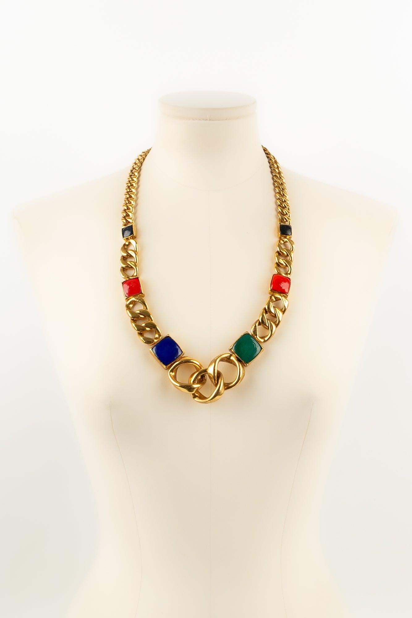 Yves Saint Laurent - Chain necklace in gold-plated metal and red, blue, green, and black glass paste. Not signed. 

Additional information:
Condition: Very good condition
Dimensions: Length: 67 cm

Seller Reference: BC198