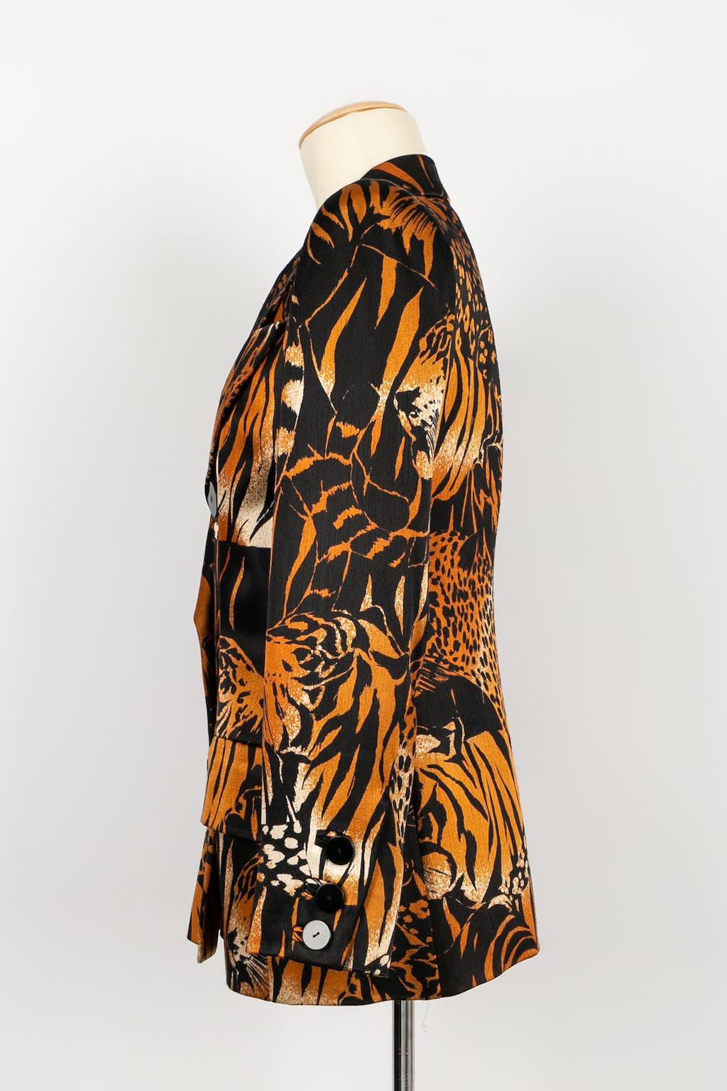 Yves Saint Laurent - (Made in France) Leopardenjacke aus den frühen 2000er Jahren. Größe 34FR.

Zusätzliche Informationen:
Zustand: Sehr guter Zustand
Abmessungen: Schulterbreite: 40 cm - Brustumfang: 45 cm - Ärmellänge: 57 cm - Länge: 65