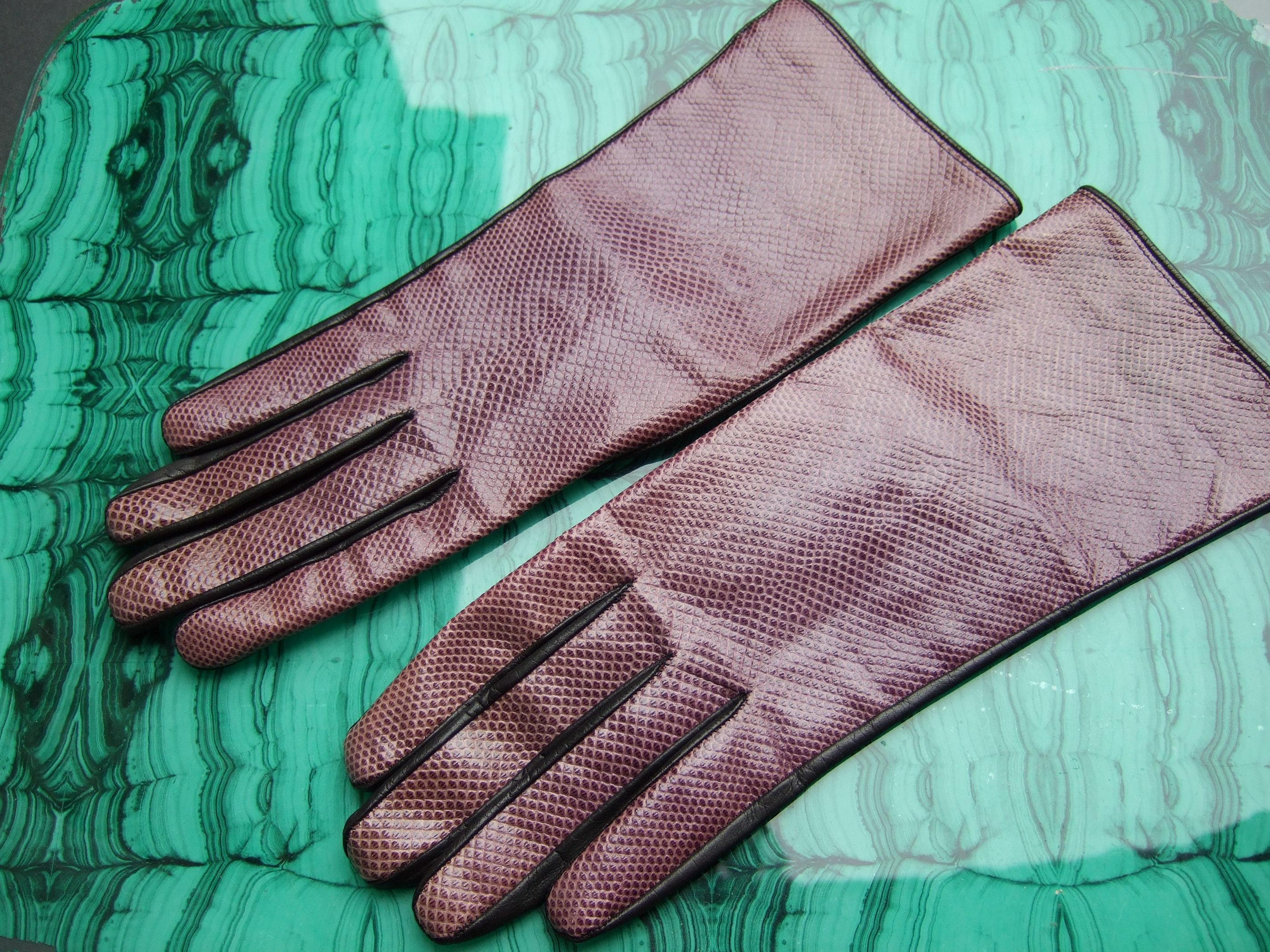 Yves Saint Laurent Chic Embossed Purple Leather Gloves Size 7 c 1980s In Good Condition For Sale In University City, MO