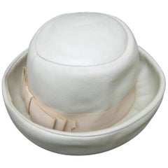 Yves Saint Laurent Chapeau en cuir Chic Mod Circa 1970