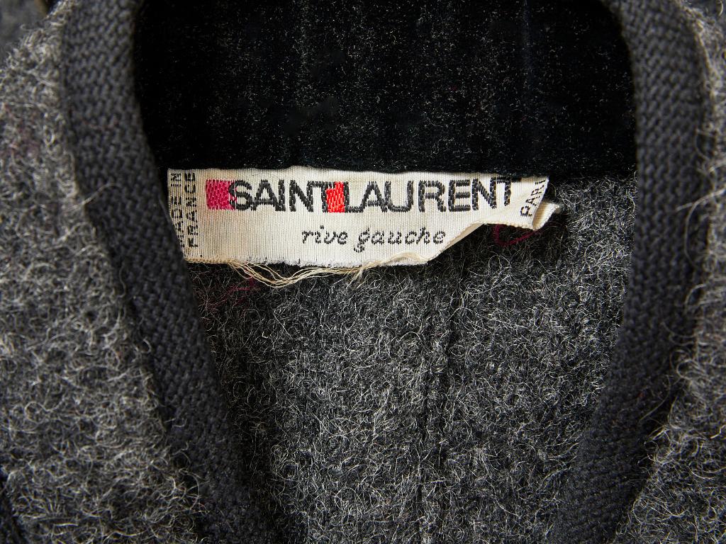 Yves Saint Laurent Chinesische Kollektion Jacke aus Wolle mit Gürtel im Angebot 1