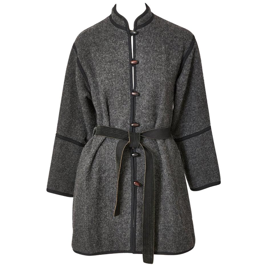 Yves Saint Laurent Chinesische Kollektion Jacke aus Wolle mit Gürtel im Angebot