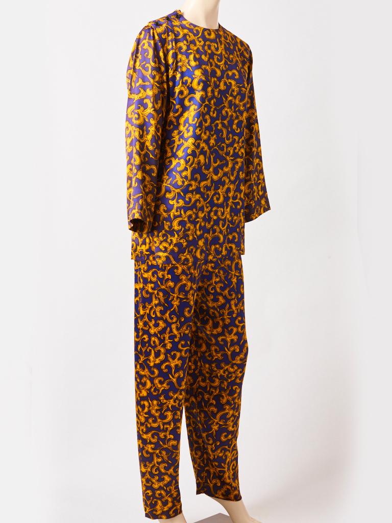 Yves Saint Laurent, Rive Gauche, marine et jaune, à motifs,  Collection chinoise, ensemble tunique et pantalon. La tunique est dotée d'une encolure bijou, d'une fermeture par bouton latéral à l'épaule et de fentes coulissantes. Le pantalon est