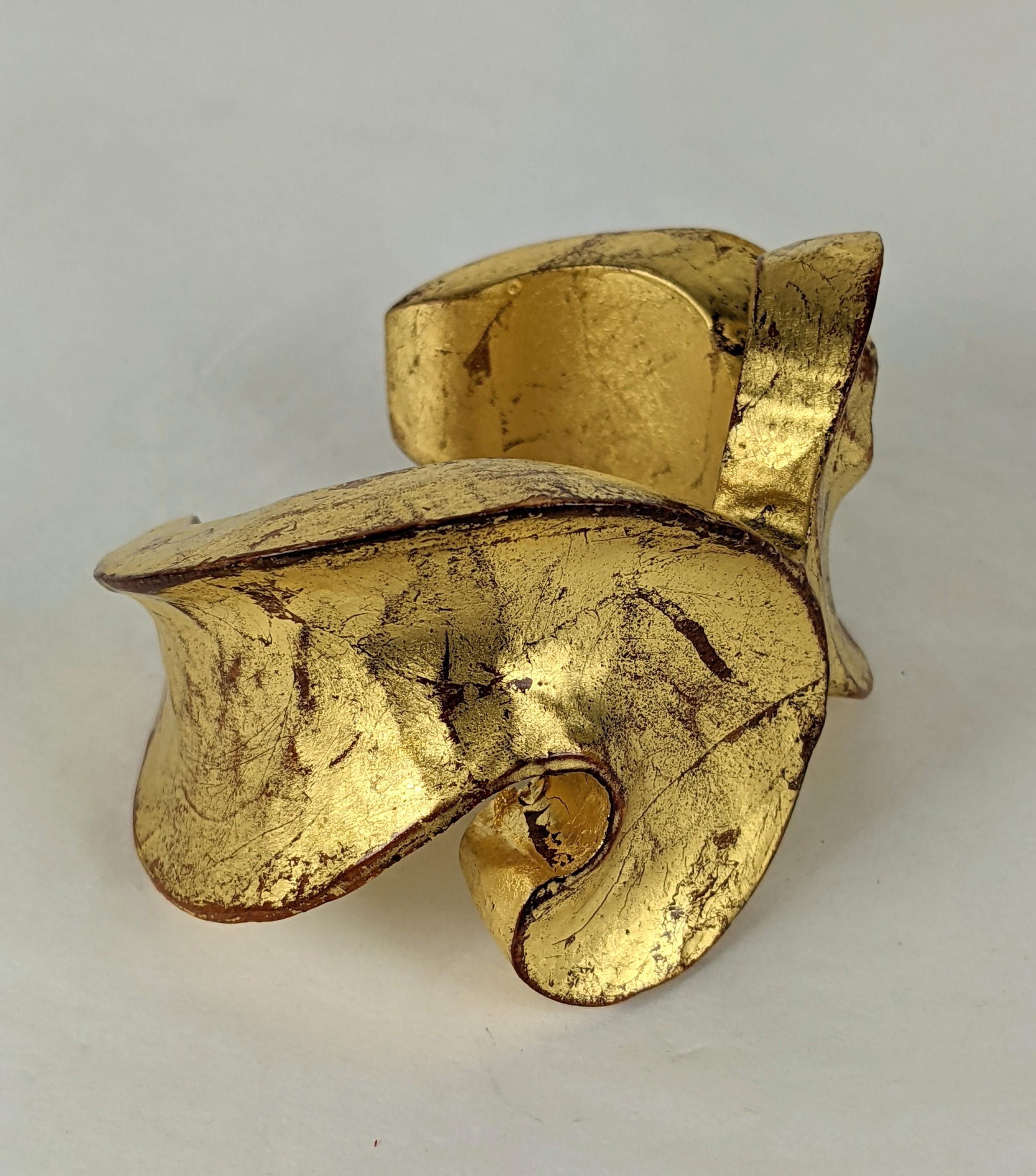 Yves Saint Laurent Bracelet chinois en bois doré et sculpté à volutes Pour femmes en vente