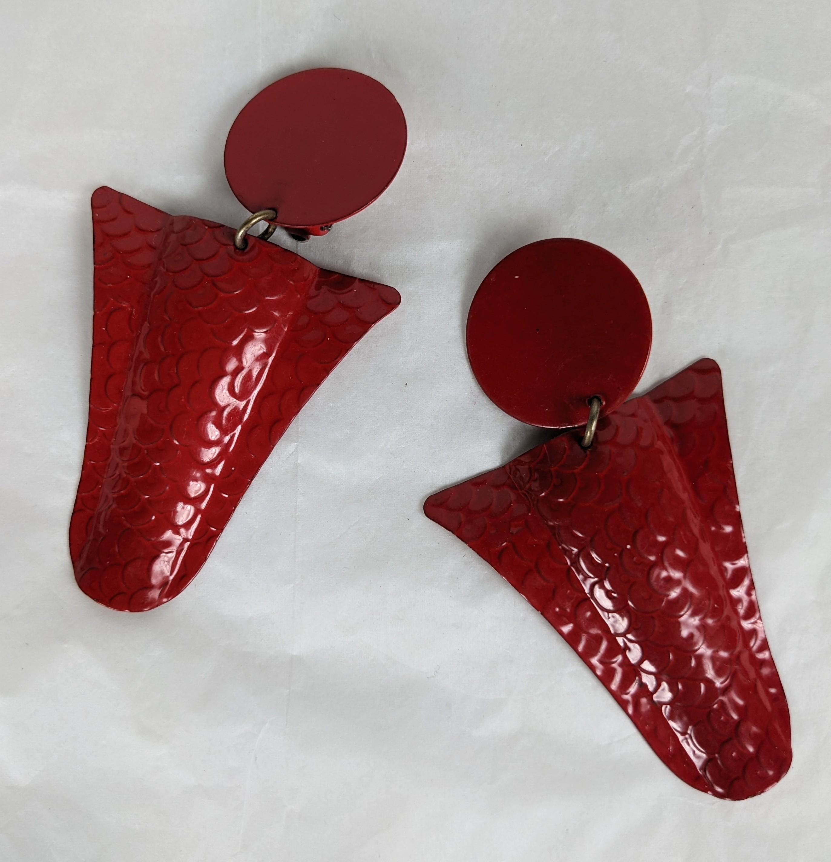 Insoliti e grandi orecchini di lacca Yves Saint Laurent degli anni '80. Realizzato dalla Maison Denez con finitura in lacca rossa brillante Chinoiserie, probabilmente per le Collection'S cinesi. Il ciondolo ha una finitura in pelle di serpente. Alta