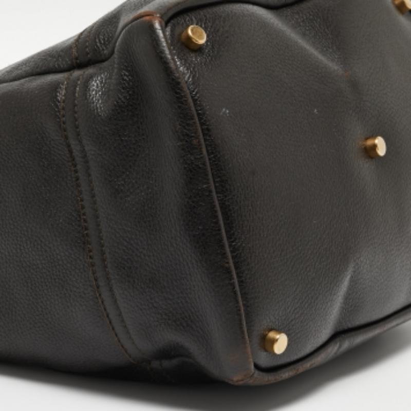 Los bolsos de diseño son los compañeros ideales para un sinfín de ocasiones Aquí tenemos una pieza que aúna moda y funcionalidad, elaborada con precisión. Está equipado con un interior de buen tamaño en el que caben fácilmente todos tus objetos