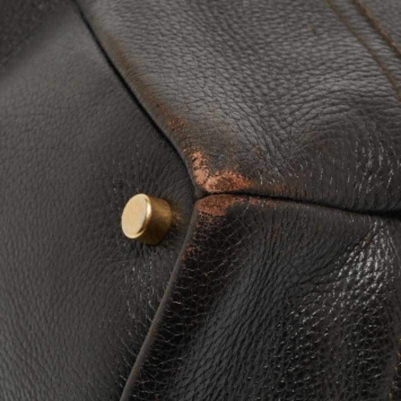 Yves Saint Laurent Bolso Bucket de Piel de Ultramar Marrón Choco en Bueno estado para la venta en Dubai, Al Qouz 2