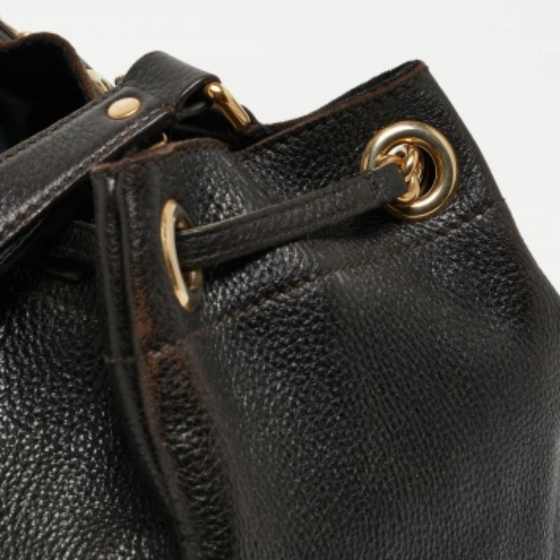 Yves Saint Laurent Bolso Bucket de Piel de Ultramar Marrón Choco en venta 2