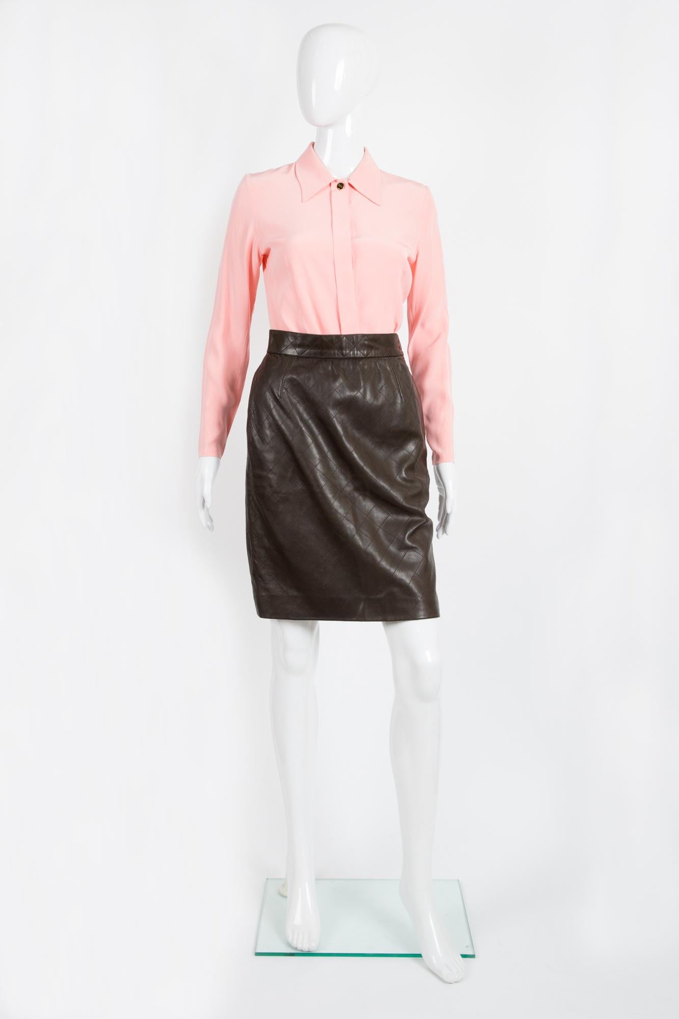 Yves Saint Laurent chocolate lamb leather pencil skirt featuring side pockets, side zip opening, a quilted pattern, 
100% lamb leather
In excellent vintage condition. Made in France. 
Estimated size 38fr/US6 /UK10
We guarantee you will receive this