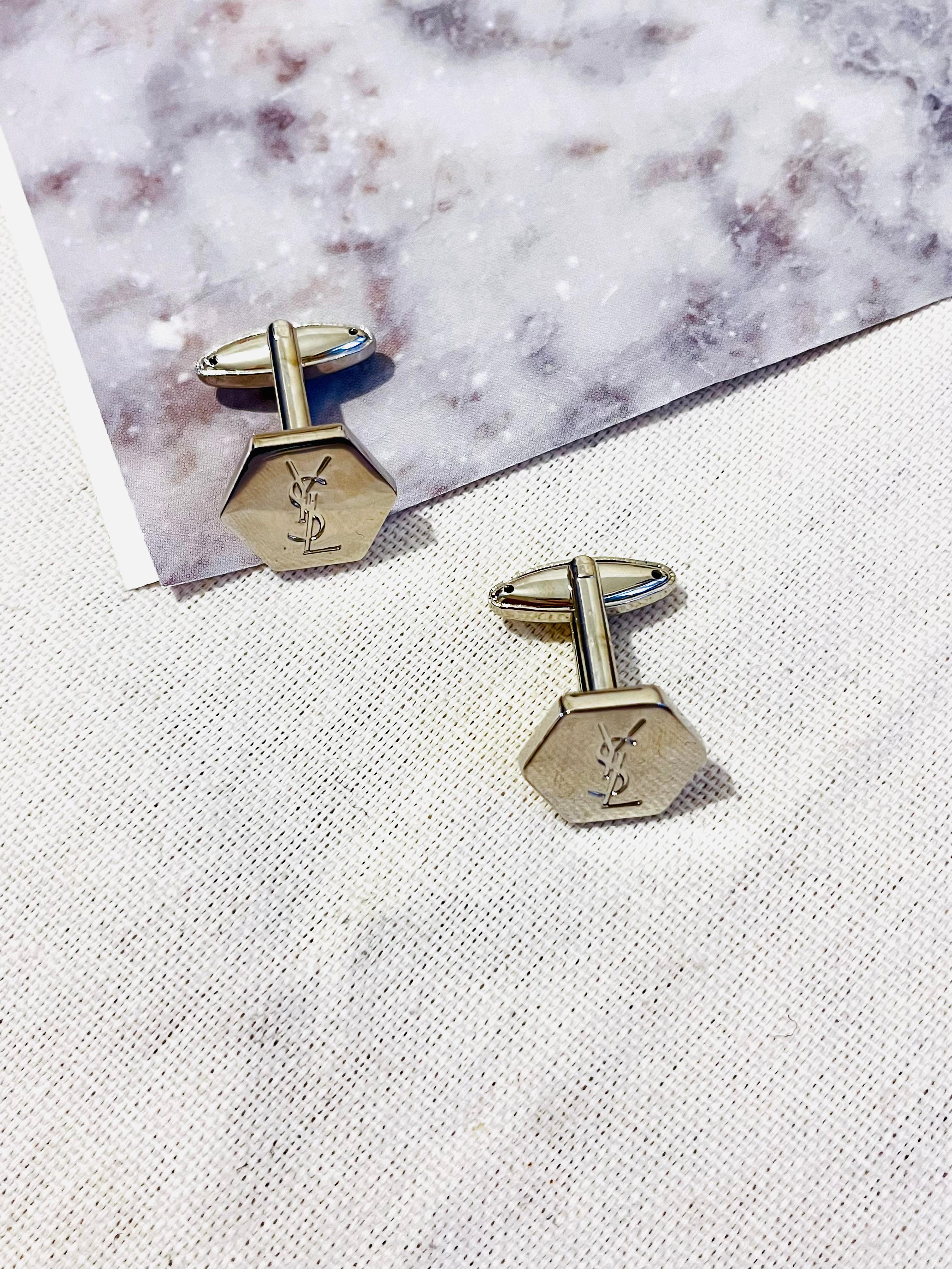 Yves Saint Laurent Classic Logo Hallmark Monogram YSL Hexagon Cufflinks, Silver Plated

Very excellent condition. Some Light scratches, barely noticeable. 100% Genuine.

Hexagon pendant size: 1.5*1.7 cm.

Weight: 5 g/each.
_ _ _

Great for everyday